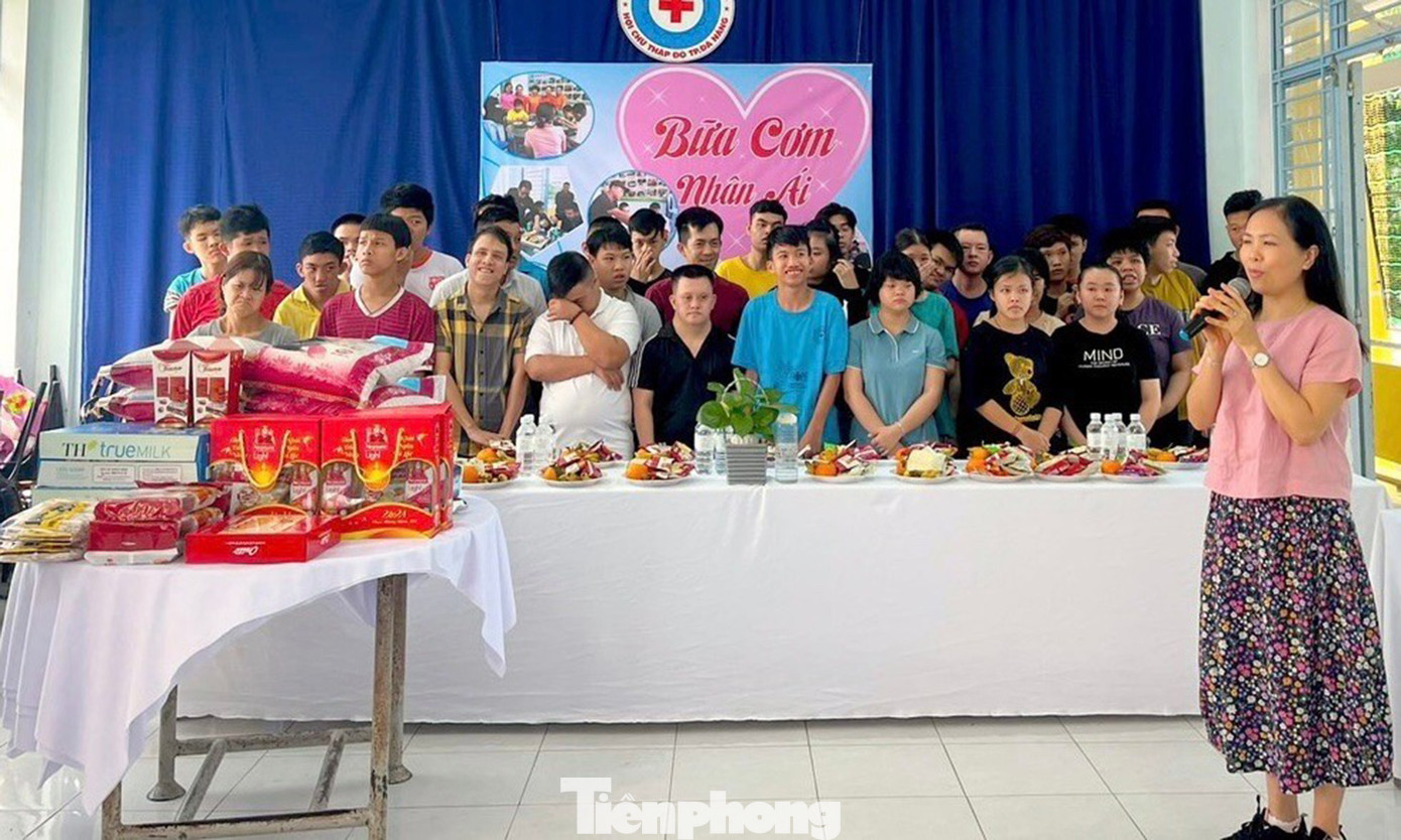 Cô Phạm Thị Bích Thư, giáo viên chủ nhiệm lớp 10A1, chia sẻ: “Giáo dục đối với chúng tôi không chỉ là việc truyền đạt kiến thức mà còn là giáo dục lòng nhân ái. Đây là hoạt động được tổ chức thường xuyên, góp phần giúp các em học sinh có nhiều góc nhìn về những hoàn cảnh đặc biệt, giúp các em thêm trân trọng cuộc sống và xây dựng lý tưởng để sống ngày càng có ích, đóng góp cho xã hội”. Cô Phạm Thị Bích Thư, giáo viên chủ nhiệm lớp 10A1, chia sẻ: “Giáo dục đối với chúng tôi không chỉ là việc truyền đạt kiến thức mà còn là giáo dục lòng nhân ái. Đây là hoạt động được tổ chức thường xuyên, góp phần giúp các em học sinh có nhiều góc nhìn về những hoàn cảnh đặc biệt, giúp các em thêm trân trọng cuộc sống và xây dựng lý tưởng để sống ngày càng có ích, đóng góp cho xã hội”.