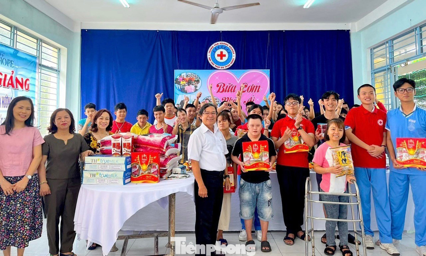 Tại buổi ghé thăm, 30 học sinh lớp 10A1 trường THPT Chuyên Lê Quý Đôn cùng cô giáo chủ nhiệm Phạm Thị Bích Thư đã trao tặng cho trung tâm và các bạn học viên những nhu yếu phẩm như sữa, gạo, dầu ăn,… cùng các loại thực phẩm, bánh ngọt, trái cây… Tại buổi ghé thăm, 30 học sinh lớp 10A1 trường THPT Chuyên Lê Quý Đôn cùng cô giáo chủ nhiệm Phạm Thị Bích Thư đã trao tặng cho trung tâm và các bạn học viên những nhu yếu phẩm như sữa, gạo, dầu ăn,… cùng các loại thực phẩm, bánh ngọt, trái cây…