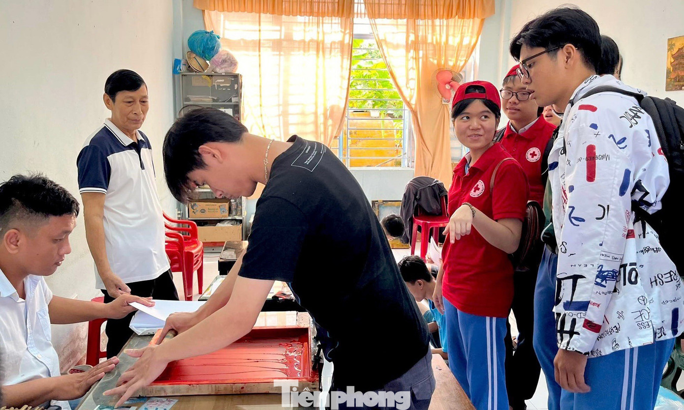 Chương trình là hoạt động để các em học sinh giao lưu, thăm hỏi và trải nghiệm công việc của các bạn học viên ở đây để biết thêm khó khăn của những hoàn cảnh không được may mắn như mình. Chương trình là hoạt động để các em học sinh giao lưu, thăm hỏi và trải nghiệm công việc của các bạn học viên ở đây để biết thêm khó khăn của những hoàn cảnh không được may mắn như mình.