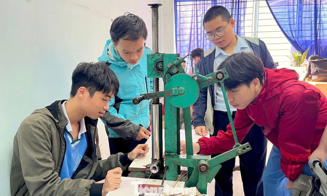 Trong không khí hân hoan, vui vẻ, các em được trải nghiệm các công việc hằng ngày của những bạn có hoàn cảnh đặc biệt nơi đây. Trong không khí hân hoan, vui vẻ, các em được trải nghiệm các công việc hằng ngày của những bạn có hoàn cảnh đặc biệt nơi đây.