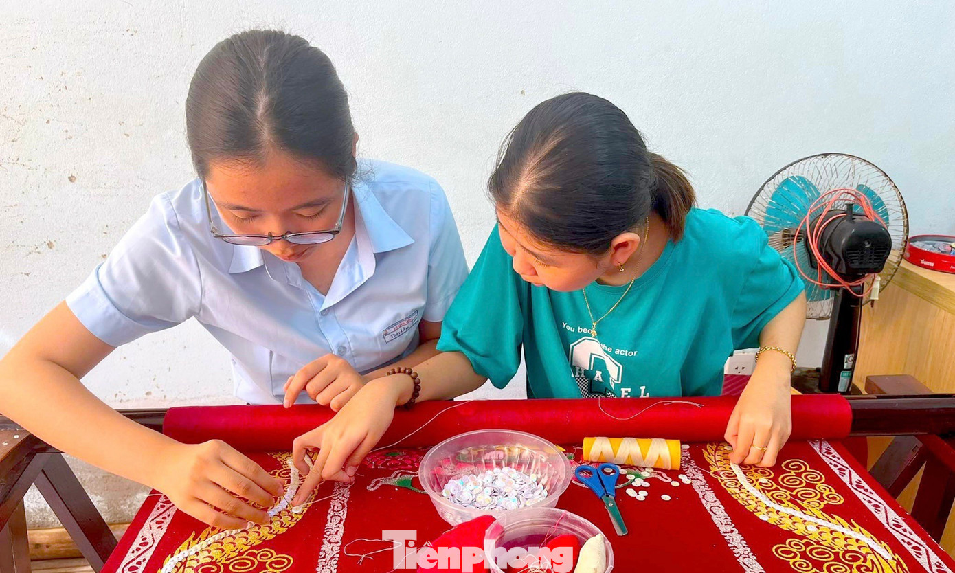 Bạn Đặng Thùy Lâm (lớp 10A1) lần đầu tiên có cơ hội giao lưu với các bạn khuyết tật tại trung tâm, được quan sát và trải nghiệm những hoạt động thường ngày của các bạn. Lâm chia sẻ: “Các bạn ở đây ai cũng mắc một khiếm khuyết riêng. Tuy khiếm khuyết trên cơ thể và trí tuệ không được như người bình thường nhưng các bạn rất chăm chỉ, tỉ mỉ và nỗ lực vươn lên”. Bạn Đặng Thùy Lâm (lớp 10A1) lần đầu tiên có cơ hội giao lưu với các bạn khuyết tật tại trung tâm, được quan sát và trải nghiệm những hoạt động thường ngày của các bạn. Lâm chia sẻ: “Các bạn ở đây ai cũng mắc một khiếm khuyết riêng. Tuy khiếm khuyết trên cơ thể và trí tuệ không được như người bình thường nhưng các bạn rất chăm chỉ, tỉ mỉ và nỗ lực vươn lên”.