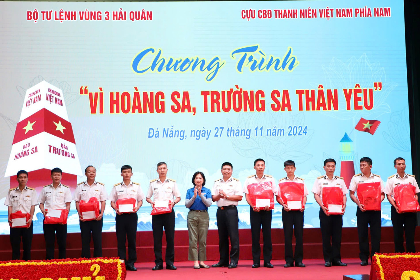Trao tặng học bổng tặng con quân nhân bị bệnh hiểm nghèo, có hoàn cảnh đặc biệt khó khăn. Ảnh: Hoàng Diệu Trao tặng học bổng tặng con quân nhân bị bệnh hiểm nghèo, có hoàn cảnh đặc biệt khó khăn. Ảnh: Hoàng Diệu