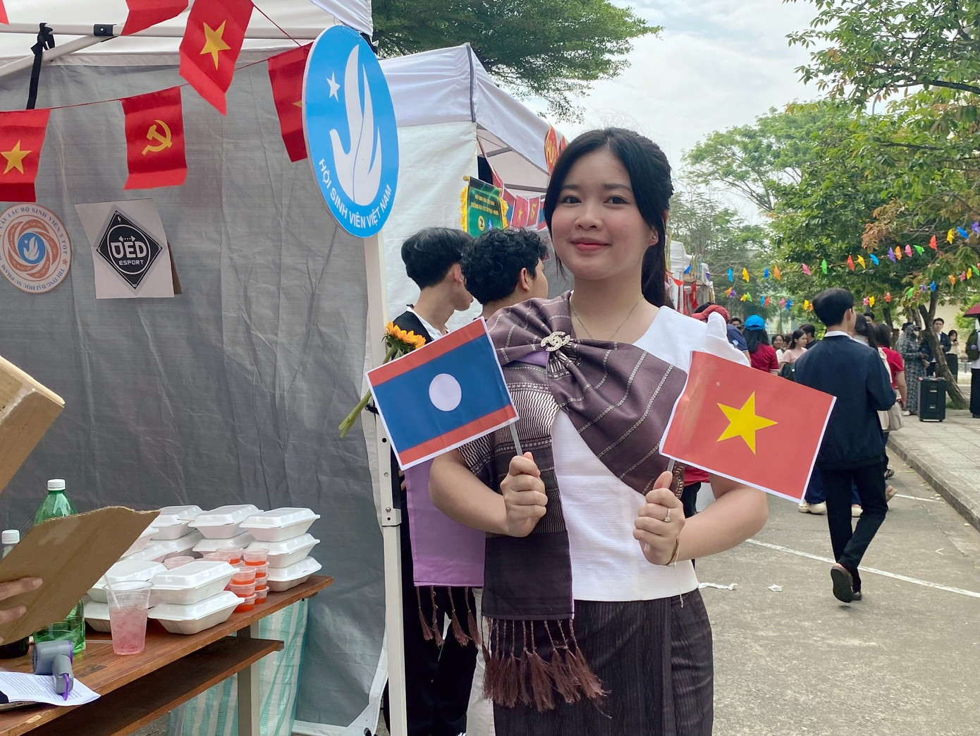 “Đây là năm đầu tiên em đón Tết xa nhà. Ở quê em, Tết Bunpimay có thể nói là Tết lớn, giống như Tết Nguyên đán của Việt Nam vậy. Em rất vui khi được trải nghiệm cái Tết không khác ở quê em là bao, chỉ có điều là em rất nhớ ba mẹ”, Mục Đa sinh viên Lào chia sẻ. Ảnh: Minh Hiền