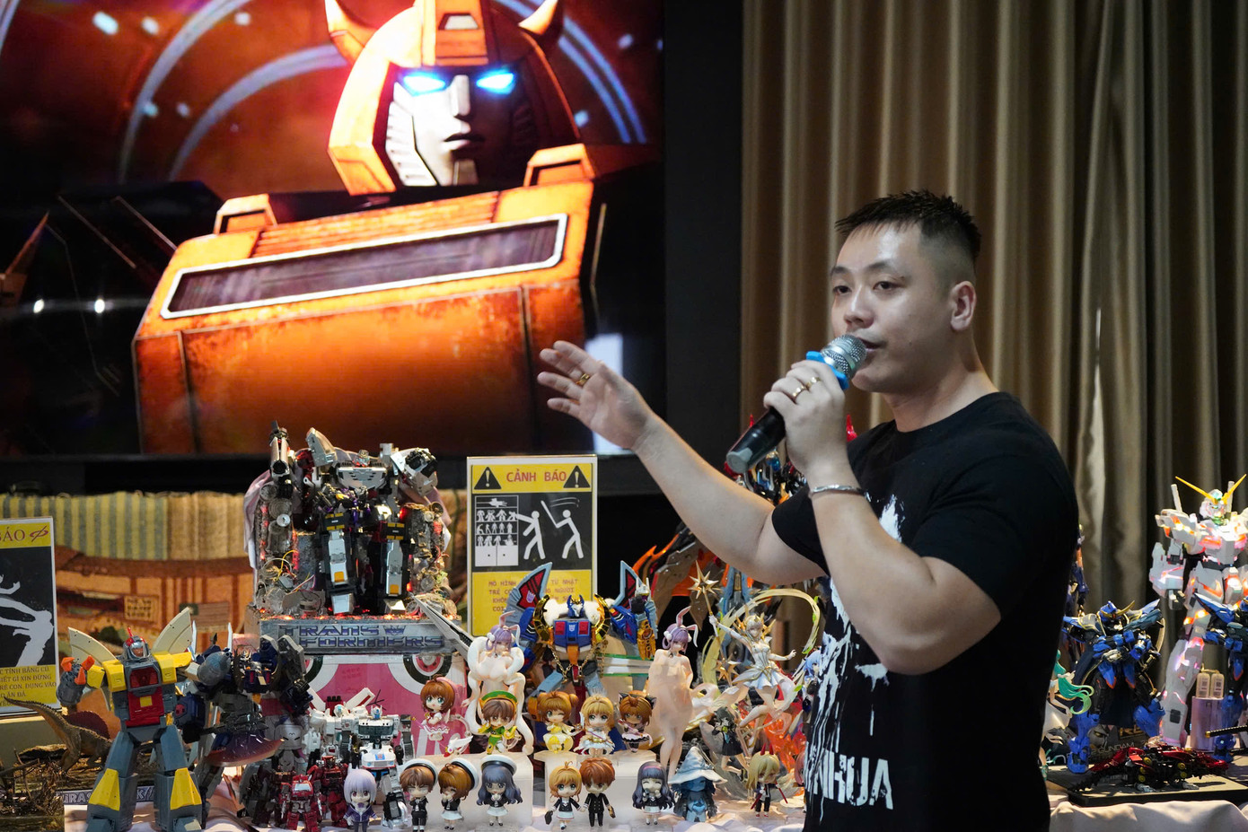 Chàng trai Sài thành lan tỏa niềm đam mê về bộ sưu tập mô hình nhân vật.