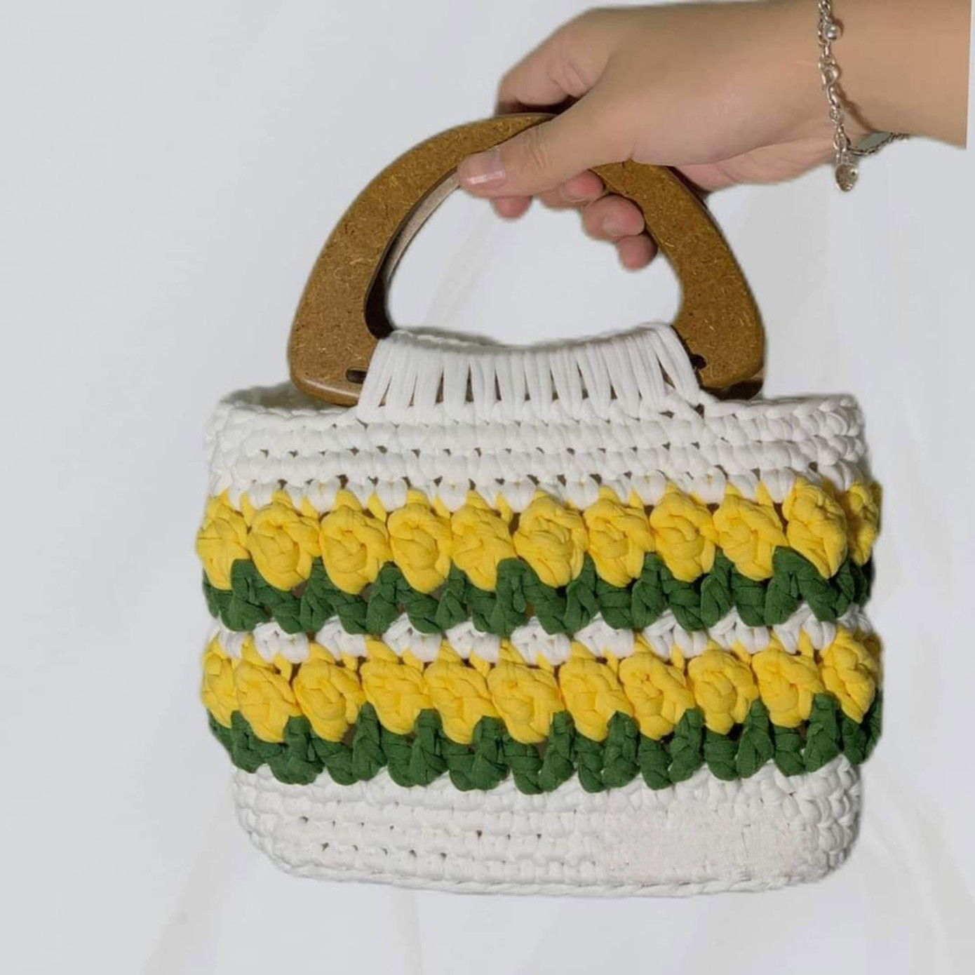 Túi xách có họa tiết cách điệu hoa tulip được đan dệt từ đôi tay khéo léo của Trúc Linh. “Điều đáng buồn là ở Việt Nam vẫn còn khá ít người nhận ra giá trị của hàng handmade, bởi họ cho rằng len rẻ nên sản phẩm làm ra giá tiền cũng sẽ như vậy. Họ không biết để tạo ra một con gấu hay một bông hoa phải mất nhiều giờ, thậm chí là cả tuần để hoàn thiện”, Trúc Linh bộc bạch. Túi xách có họa tiết cách điệu hoa tulip được đan dệt từ đôi tay khéo léo của Trúc Linh. “Điều đáng buồn là ở Việt Nam vẫn còn khá ít người nhận ra giá trị của hàng handmade, bởi họ cho rằng len rẻ nên sản phẩm làm ra giá tiền cũng sẽ như vậy. Họ không biết để tạo ra một con gấu hay một bông hoa phải mất nhiều giờ, thậm chí là cả tuần để hoàn thiện”, Trúc Linh bộc bạch.