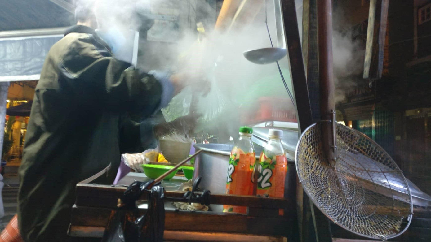 Vừa đứng làm đồ ăn cho khách, ông Hưng (trú quận Thanh Khê), làm nghề bán hủ tiếu cho biết, trong những ngày mùa đông giá rét như thế này thì bánh bao nóng, ngô luộc, khoai nướng, hủ tiếu… là món ăn đêm ưa thích của nhiều người. Vừa đứng làm đồ ăn cho khách, ông Hưng (trú quận Thanh Khê), làm nghề bán hủ tiếu cho biết, trong những ngày mùa đông giá rét như thế này thì bánh bao nóng, ngô luộc, khoai nướng, hủ tiếu… là món ăn đêm ưa thích của nhiều người.