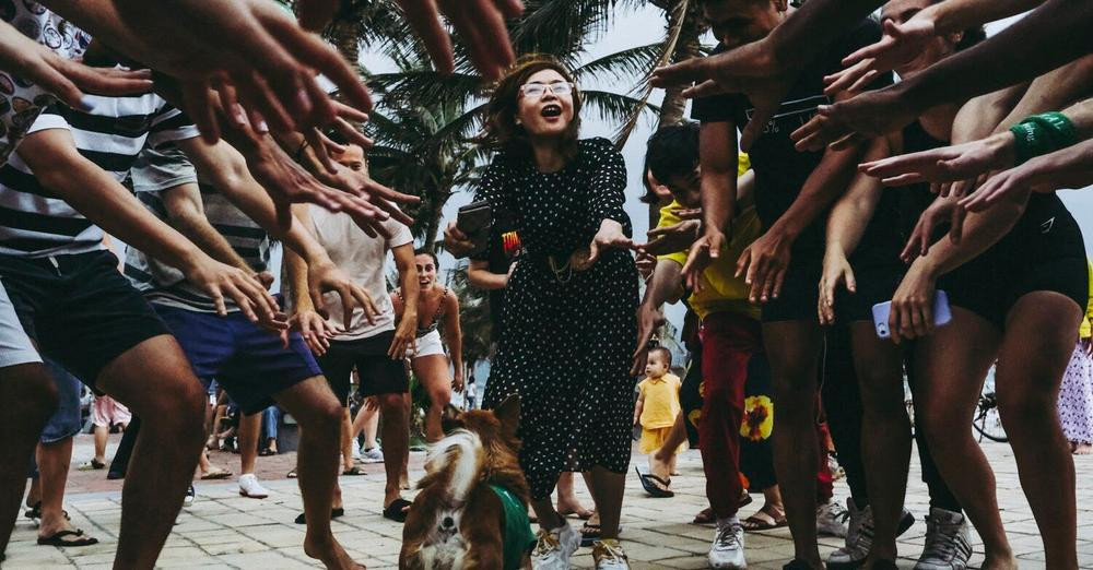 "Ethan hiện đã trở về nước và sẽ trở lại Việt Nam vào thời điểm thích hợp. Hiện anh cũng đang mở rộng cộng đồng Dork Dancing tại Mỹ và thu hút được rất nhiều người tham gia. Vào thời điểm dịch bệnh căng thẳng, chúng mình có tạo một nhóm qua Zoom, nhiều người khắp nơi trên thế giới cùng gia nhập và nhảy qua màn hình máy tính”, Tramy cho biết thêm - Ảnh: Dork Dancing Danang "Ethan hiện đã trở về nước và sẽ trở lại Việt Nam vào thời điểm thích hợp. Hiện anh cũng đang mở rộng cộng đồng Dork Dancing tại Mỹ và thu hút được rất nhiều người tham gia. Vào thời điểm dịch bệnh căng thẳng, chúng mình có tạo một nhóm qua Zoom, nhiều người khắp nơi trên thế giới cùng gia nhập và nhảy qua màn hình máy tính”, Tramy cho biết thêm - Ảnh: Dork Dancing Danang