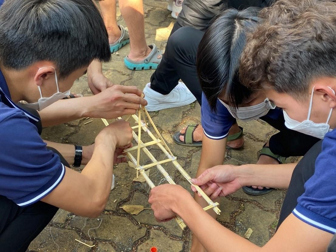 Nhóm NCKH Khoa Xây dựng cầu đường đang chỉnh sửa sản phẩm của mình - Ảnh: D.H