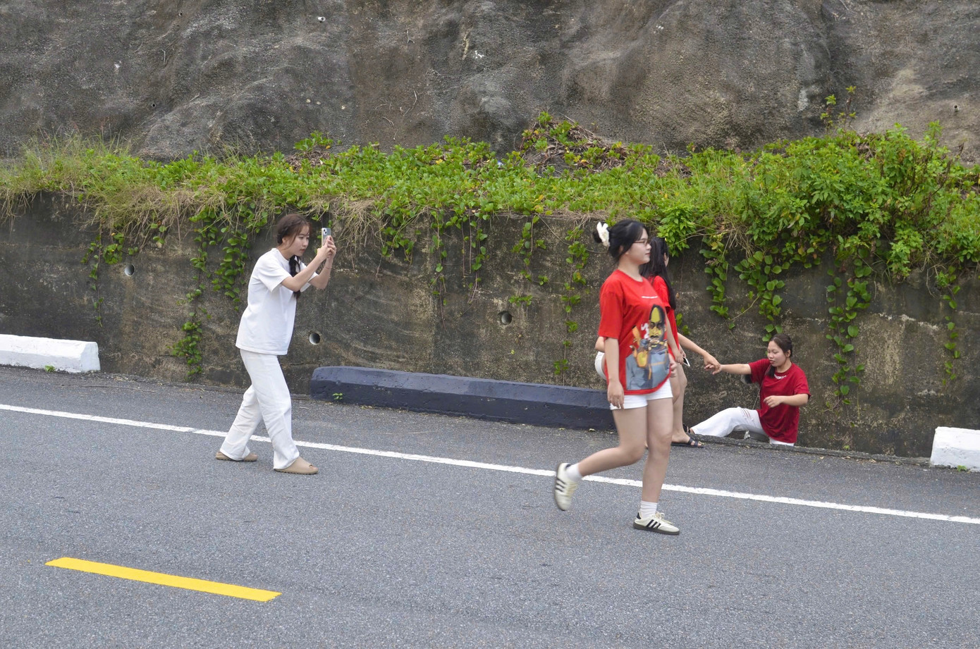 Theo xu hướng này, các bạn nữ sẽ đi bộ xuống dốc, sau đó quay ngược trở lại với nụ cười tươi tắn và duyên dáng, để lại phía sau khung cảnh phố xá nhộn nhịp với xe cộ qua lại. Ảnh: Minh Hiền Theo xu hướng này, các bạn nữ sẽ đi bộ xuống dốc, sau đó quay ngược trở lại với nụ cười tươi tắn và duyên dáng, để lại phía sau khung cảnh phố xá nhộn nhịp với xe cộ qua lại. Ảnh: Minh Hiền