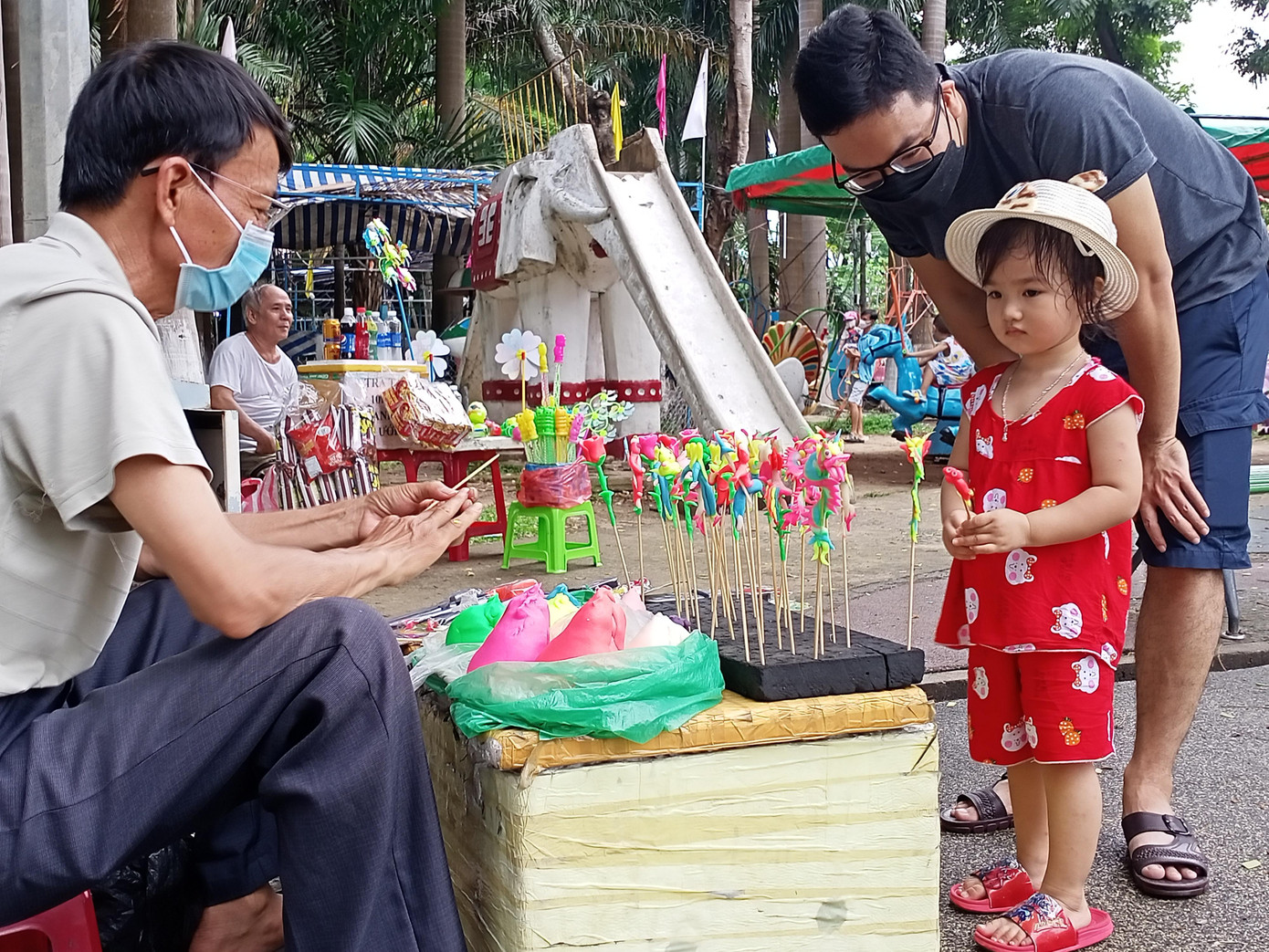 “Tôi từng đến TPHCM, Cần Thơ, Nha Trang và nhiều nơi khác. Cuối cùng, tôi chọn Đà Nẵng làm nơi dừng chân. Bởi Đà Nẵng là thành phố đáng sống, người dân thì hiền hậu, thân thiện, hiếu khách và tử tế”, ông Kính bộc bạch “Tôi từng đến TPHCM, Cần Thơ, Nha Trang và nhiều nơi khác. Cuối cùng, tôi chọn Đà Nẵng làm nơi dừng chân. Bởi Đà Nẵng là thành phố đáng sống, người dân thì hiền hậu, thân thiện, hiếu khách và tử tế”, ông Kính bộc bạch