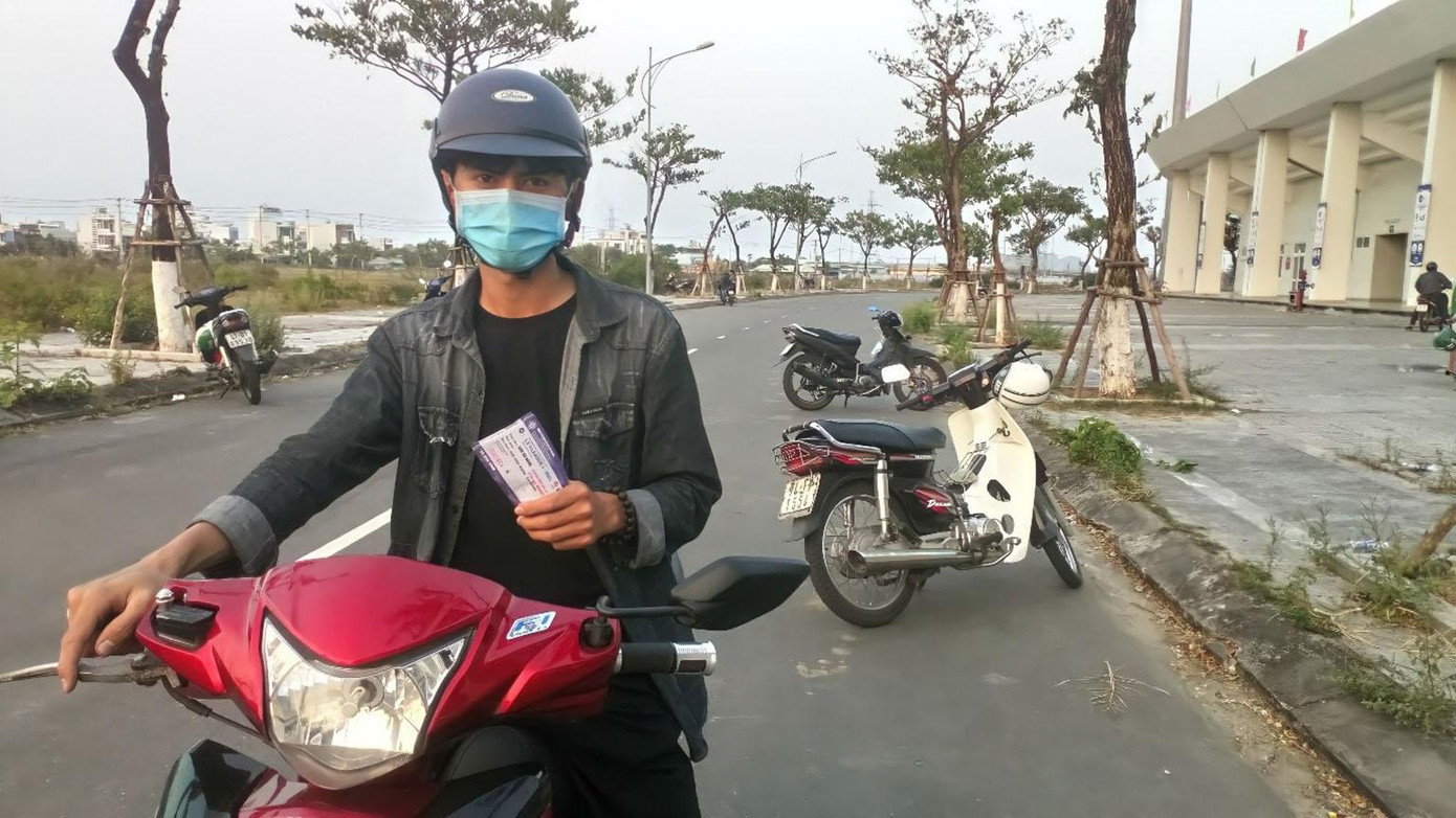 Anh Trương Thế Hiệp phải chi ra số tiền gần gấp 3 lần để sở hữu một tấm vé khán đài D từ "chợ đen". Ảnh: Trần Trí