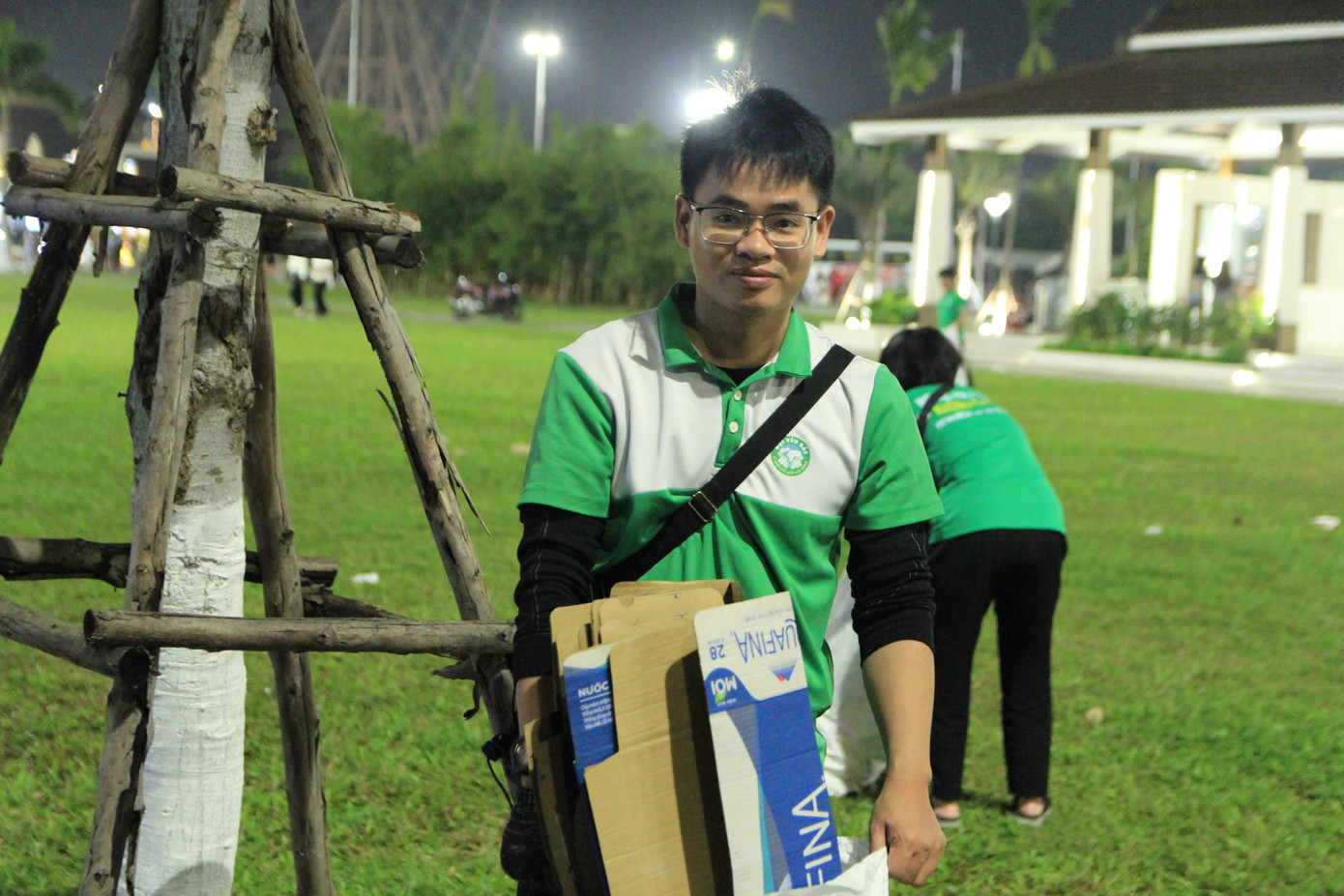 “Chúng tôi sẽ thu gom rác và phân loại thành hai nhóm: Rác có thể tái chế và rác không thể tái chế. Thông qua hoạt động này, chúng tôi mong muốn sau mỗi sự kiện, mọi người sẽ ý thức hơn về trách nhiệm giữ gìn môi trường. Bởi lẽ, Đà Nẵng không chỉ là nơi chúng ta sinh sống, mà còn là thành phố đáng tự hào và cần được bảo vệ dài lâu hơn nữa”, anh Toàn nói. Ảnh: Minh Hiền