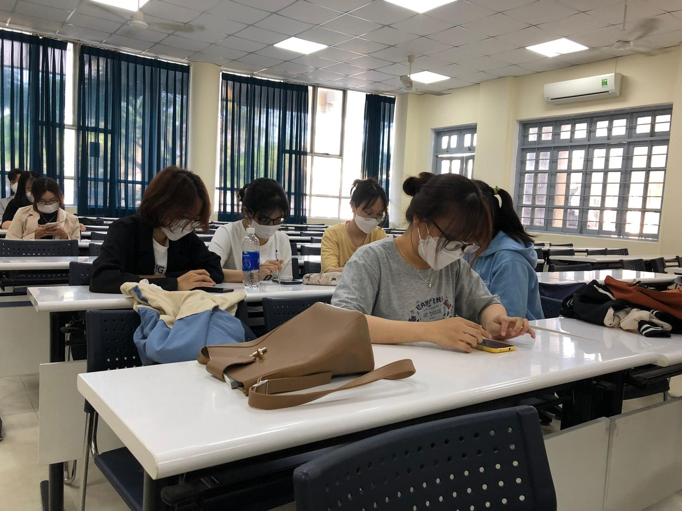 Bạn Đặng Thanh Luy - sinh viên K19 Trường Đại học Sư phạm (ĐH Đà Nẵng) bày tỏ: “Bản thân mình từng là F0, trong quá trình đi học sẽ cẩn thận hơn để đảm bảo an toàn cho các bạn chung lớp. Mình cũng hay nhắc nhở nếu các bạn quên đeo khẩu trang, có ý thức hơn trong việc phòng chống dịch bệnh khi đi học trở lại” - ảnh Linh Thùy