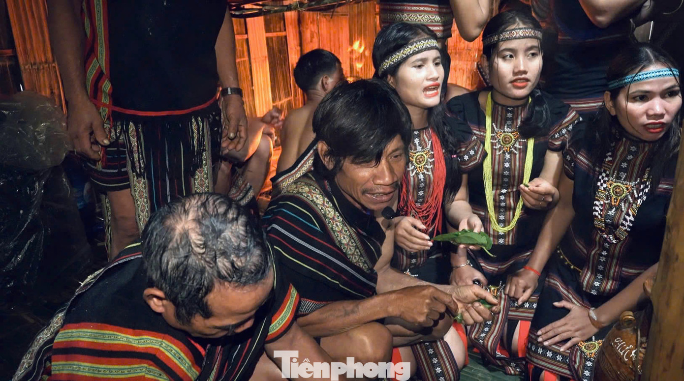 Bên bếp lửa, họ quây quần cùng nhau ăn trầu, uống rượu cần và nghe già làng dặn dò con cháu học hành, vợ chồng đầm ấm để cùng nhau sản xuất vụ mùa mới tốt tươi.