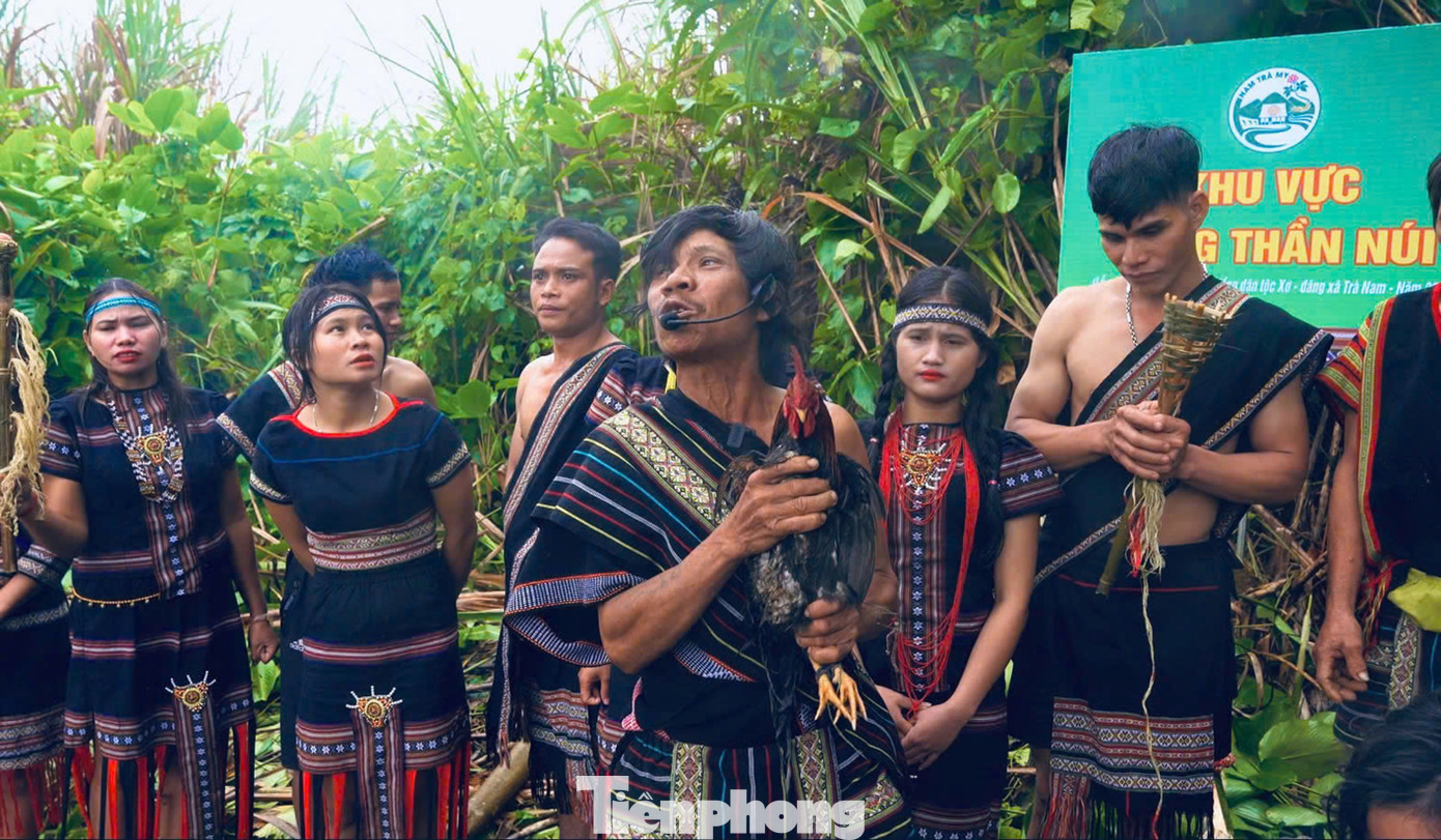 Tại địa điểm cúng đã được dân làng thống nhất, già làng dâng lễ vật rồi bắt đầu thực hiện các nghi lễ cúng tạ ơn Thần Núi đã che chở, phù hộ cho dân làng và khấn nguyện những điều tốt lành cho năm tới.