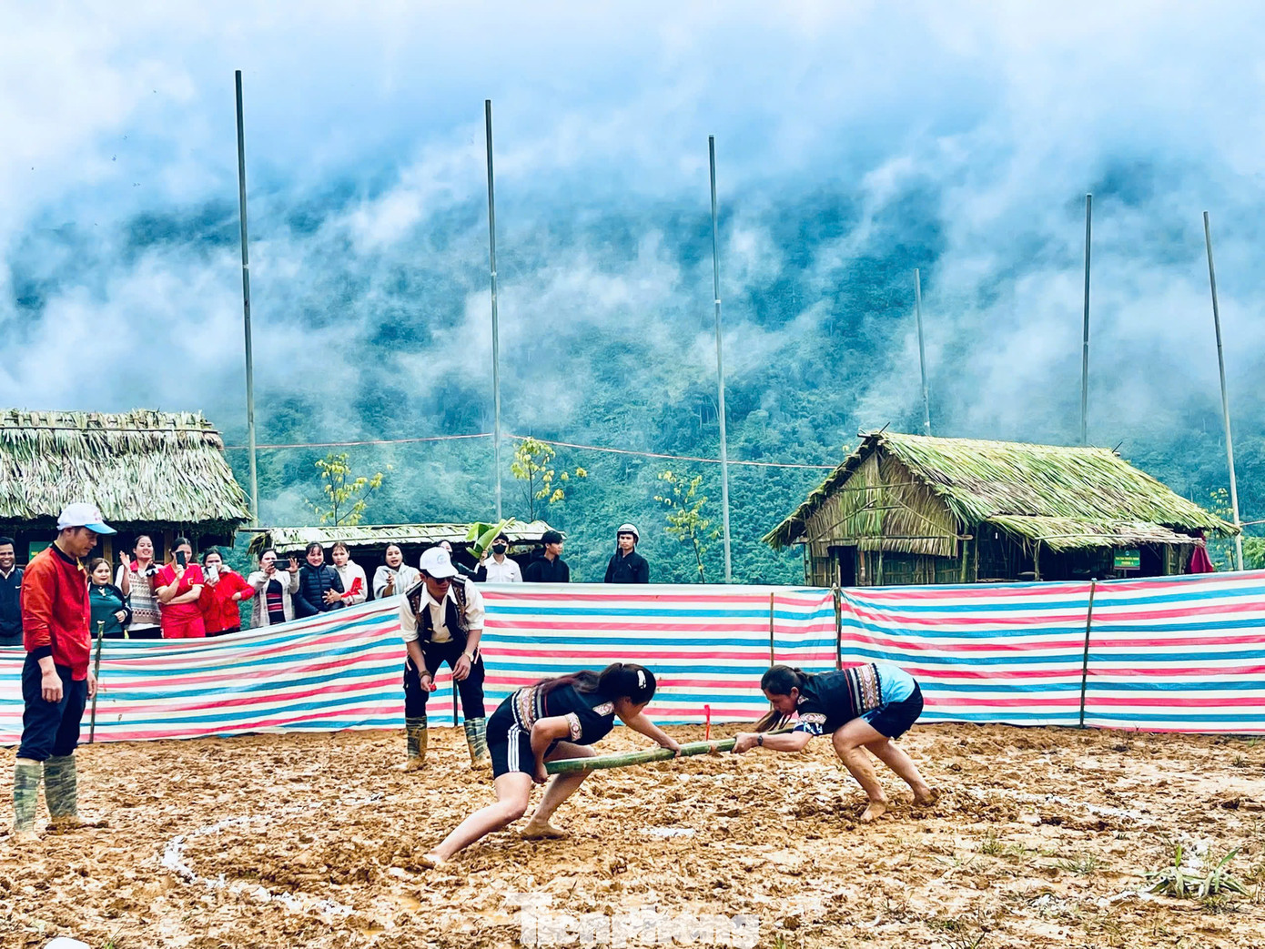 Năm nay, ngoài lễ cúng thần núi thì bà con đồng bào Xơ Đăng còn có nhiều hoạt động sôi nổi mang đậm bản sắc của địa phương vùng cao đã góp thêm không khí nhộn nhịp cho lễ hội. Bên cạnh đó lễ hội lần này còn là dịp để bà con đồng bào nơi đây nâng cao tinh thần đoàn kết, gắn bó của cộng đồng. Trong ảnh là phần đẩy gậy cân tài cân sức giữa hai sơn nữ thể hiện sức mạnh của người Xơ Đăng. Với phần thi bắn nỏ, bà con nơi đây tái hiện lại sự khéo léo qua các cuộc săn bắt.
