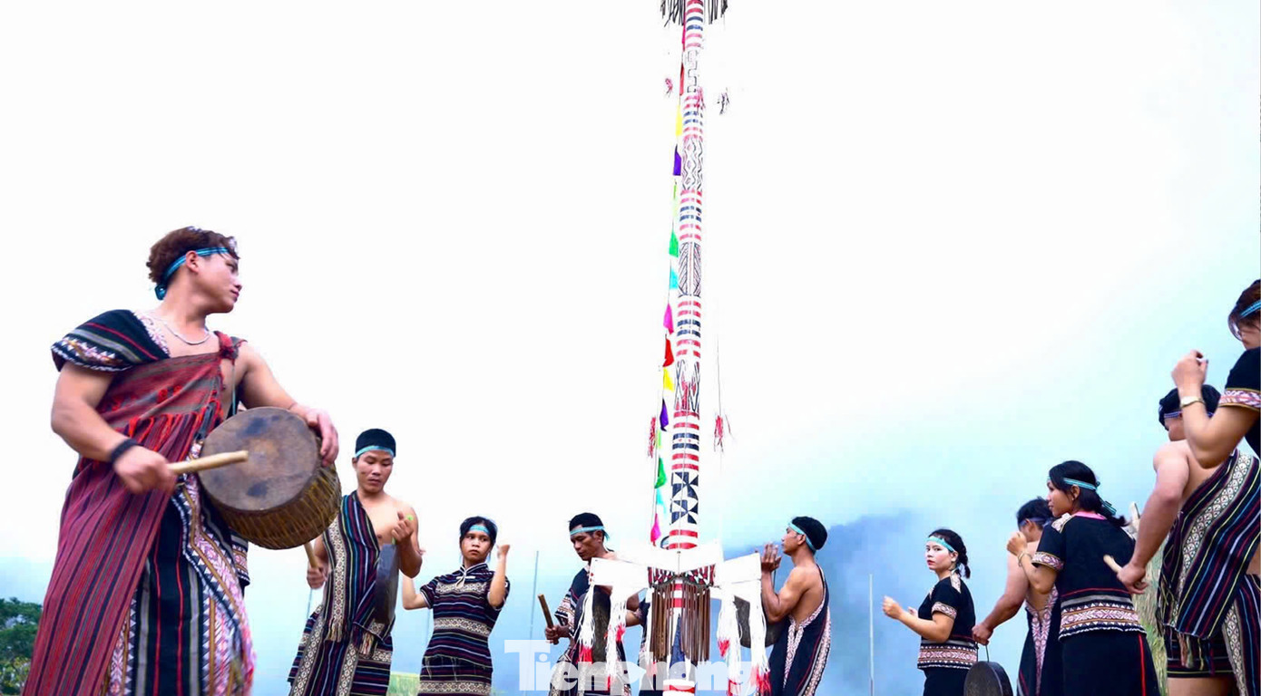 Giai điệu cồng chiêng nổi lên cũng là lúc lễ cúng thần núi sắp bắt đầu. Ảnh: Thu Loan Nguyễn.