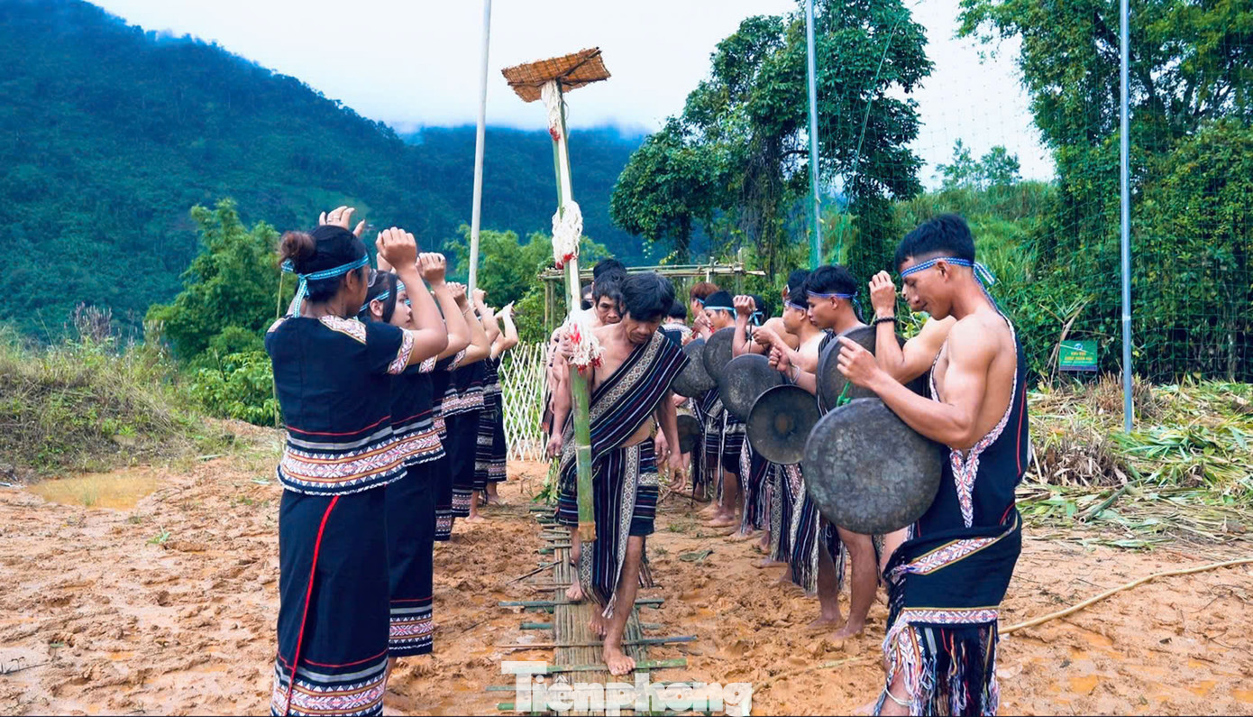 Với đồng bào Xơ Đăng nơi đây thì mỗi cây, ngọn cỏ, con sông hay ngọn núi đều có một vị thần cai quản. Chính vì thế mà sau một năm làm ăn và sinh sống, bà con phải dâng lên Thần Núi những vật phẩm để thần phù hộ cho dân làng sang năm mới có được mùa màng bội thu, tươi tốt và sức khỏe dồi dào. Và Thần Núi sẽ chuyển giao cho các vị thần khác vào đầu năm tiếp tục phù hộ cho dân làng theo ước nguyện. Ảnh: Thu Loan Nguyễn.