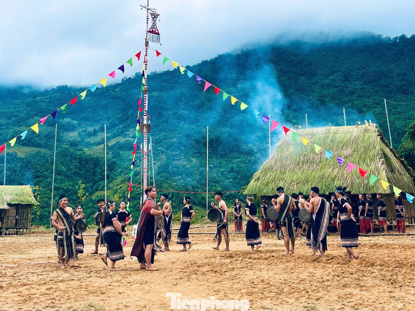 Sinh sống lâu đời trên các triền núi cao của xã Trà Nam (huyện Nam Trà My, Quảng Nam), bà con đồng bào Xơ Đăng nơi đây vẫn gìn giữ nhiều phong tục tập quán và nét đẹp văn hóa truyền thống đa dạng, trong đó có lễ cúng Thần Núi. Năm nay lễ cúng Thần Núi diễn ra tại làng Măng Dí, xã Trà Nam (huyện Nam Trà My. Ảnh: Thu Loan Nguyễn.