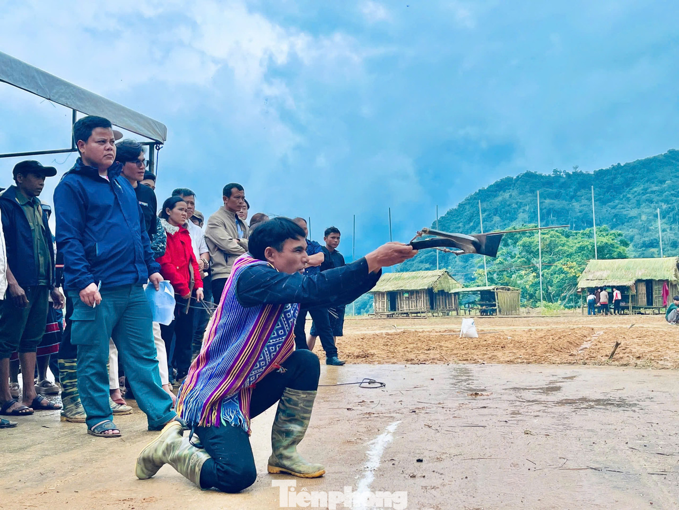 Năm nay, ngoài lễ cúng thần núi thì bà con đồng bào Xơ Đăng còn có nhiều hoạt động sôi nổi mang đậm bản sắc của địa phương vùng cao đã góp thêm không khí nhộn nhịp cho lễ hội. Bên cạnh đó lễ hội lần này còn là dịp để bà con đồng bào nơi đây nâng cao tinh thần đoàn kết, gắn bó của cộng đồng. Trong ảnh là phần đẩy gậy cân tài cân sức giữa hai sơn nữ thể hiện sức mạnh của người Xơ Đăng. Với phần thi bắn nỏ, bà con nơi đây tái hiện lại sự khéo léo qua các cuộc săn bắt.