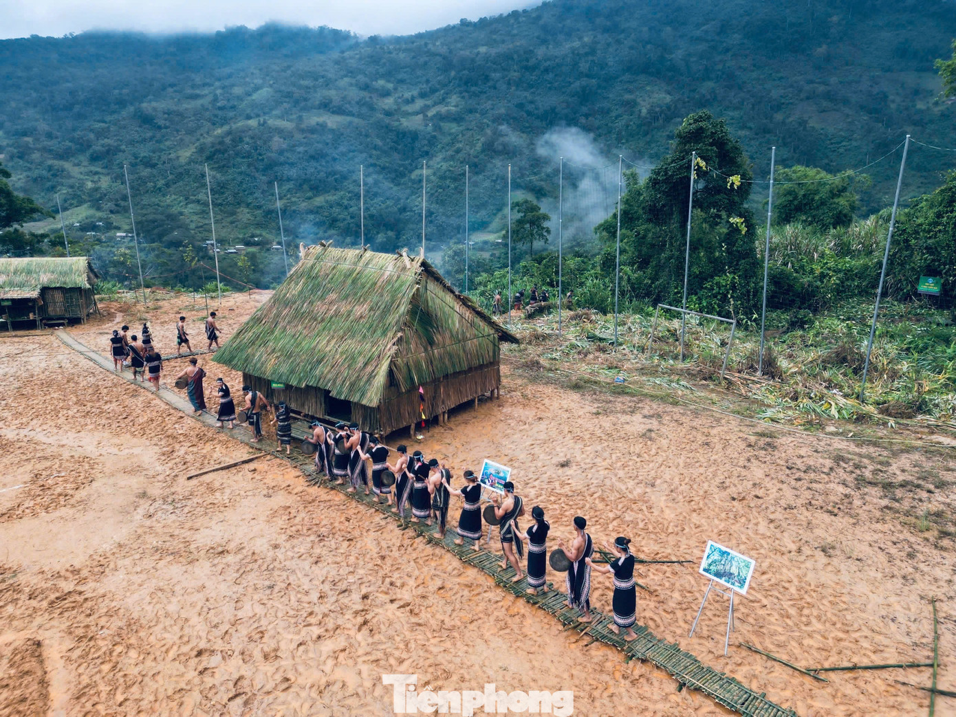 Lễ cúng diễn ra với không khí trang trọng và linh thiêng hòa cùng tiếng cồng chiêng vang vọng núi rừng.