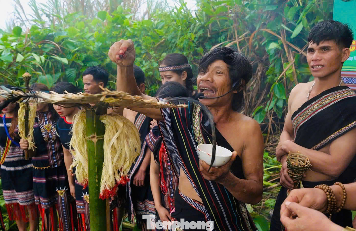 Tại địa điểm cúng đã được dân làng thống nhất, già làng dâng lễ vật rồi bắt đầu thực hiện các nghi lễ cúng tạ ơn Thần Núi đã che chở, phù hộ cho dân làng và khấn nguyện những điều tốt lành cho năm tới.