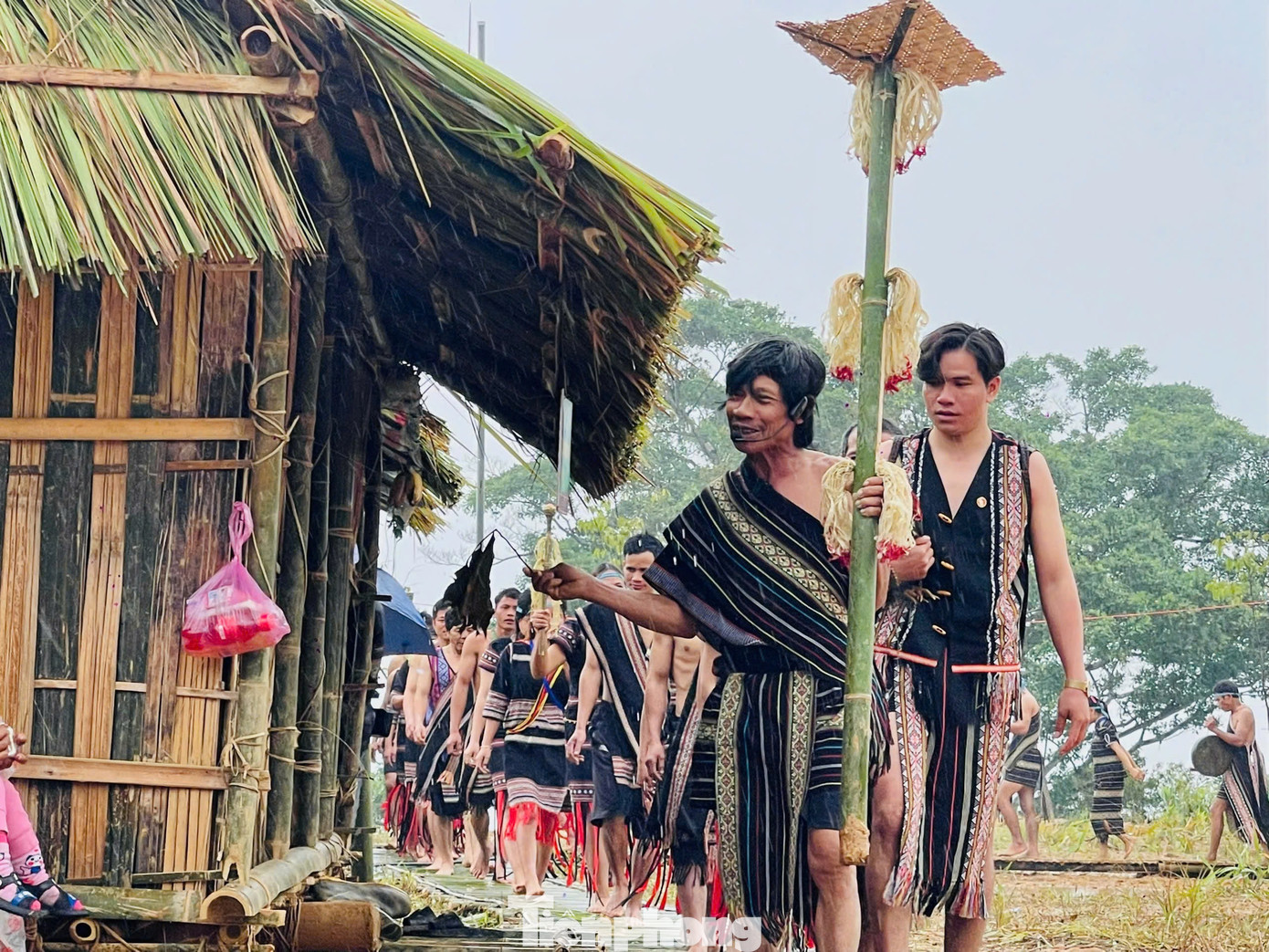 Từ ngôi nhà rông của làng, già làng Trần Ngọc Loan hú 3 tiếng và đánh hồi trống để gọi dân làng tụ họp. Trước sự chứng kiến của dân làng trong ngôi nhà rông, già làng Trần Ngọc Loan bắt đầu cúng để thông báo cho thần núi biết lễ cúng sắp bắt đầu. Sau đó già làng sẽ dẫn đầu cùng đoàn người đi quanh làng và rải nước sương vào mỗi ngôi nhà để Thần Núi biết các nhà trong làng ai cũng đi cúng thần.