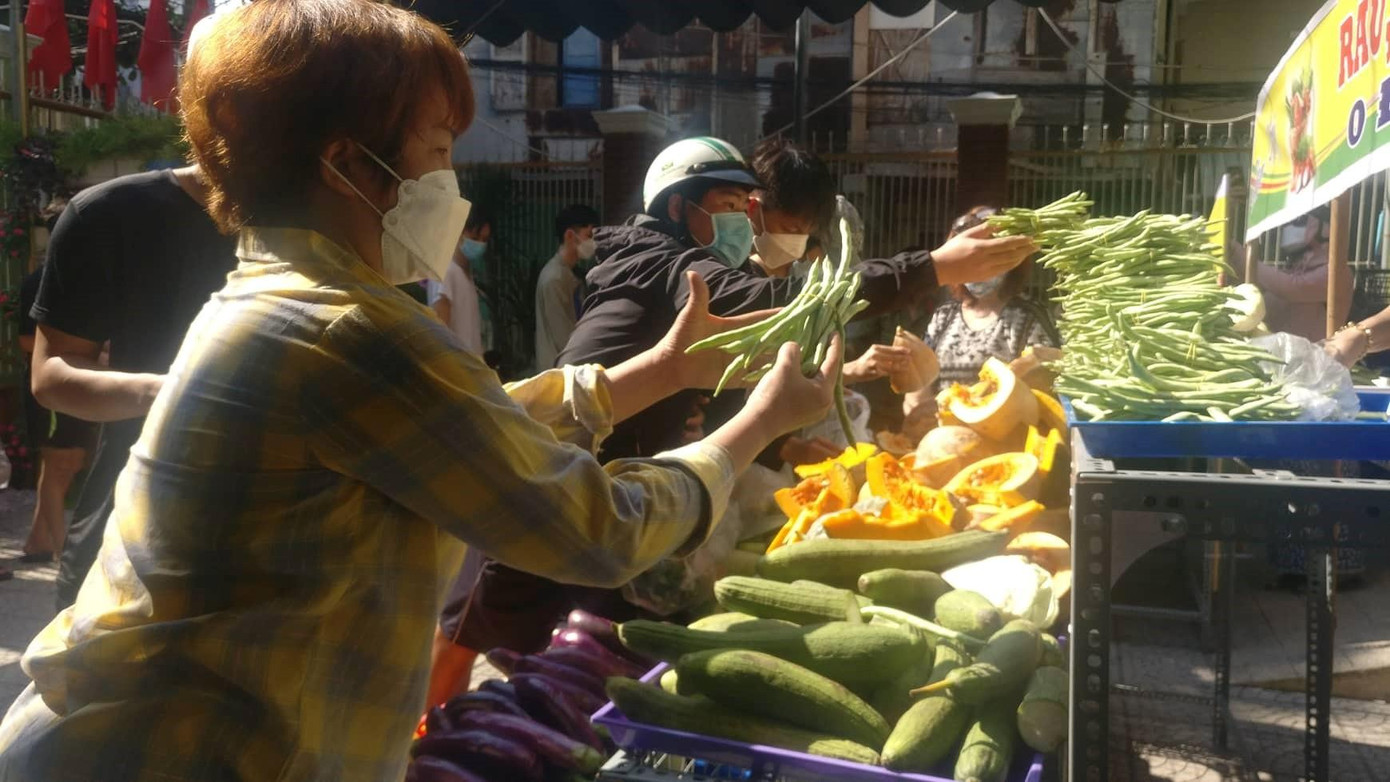 Chị Nguyễn Thị Diệu Hiền, người tích cực hỗ trợ kinh phí và tổ chức trợ phiên chợ 0 đồng, cho biết mô hình này trước đây đã được chị triển khai ở khu vực chợ. Nhưng vì ở đấy diện tích nhỏ nên chỉ phục vụ cho được khoảng 100 bạn sinh viên. Sau khi được UBND phường Thanh Bình hỗ trợ cho mượn mặt bằng và nguồn nhân lực thì phiên chợ mở rộng quy mô hơn 2 lần so với trước - ảnh Kim Ngân