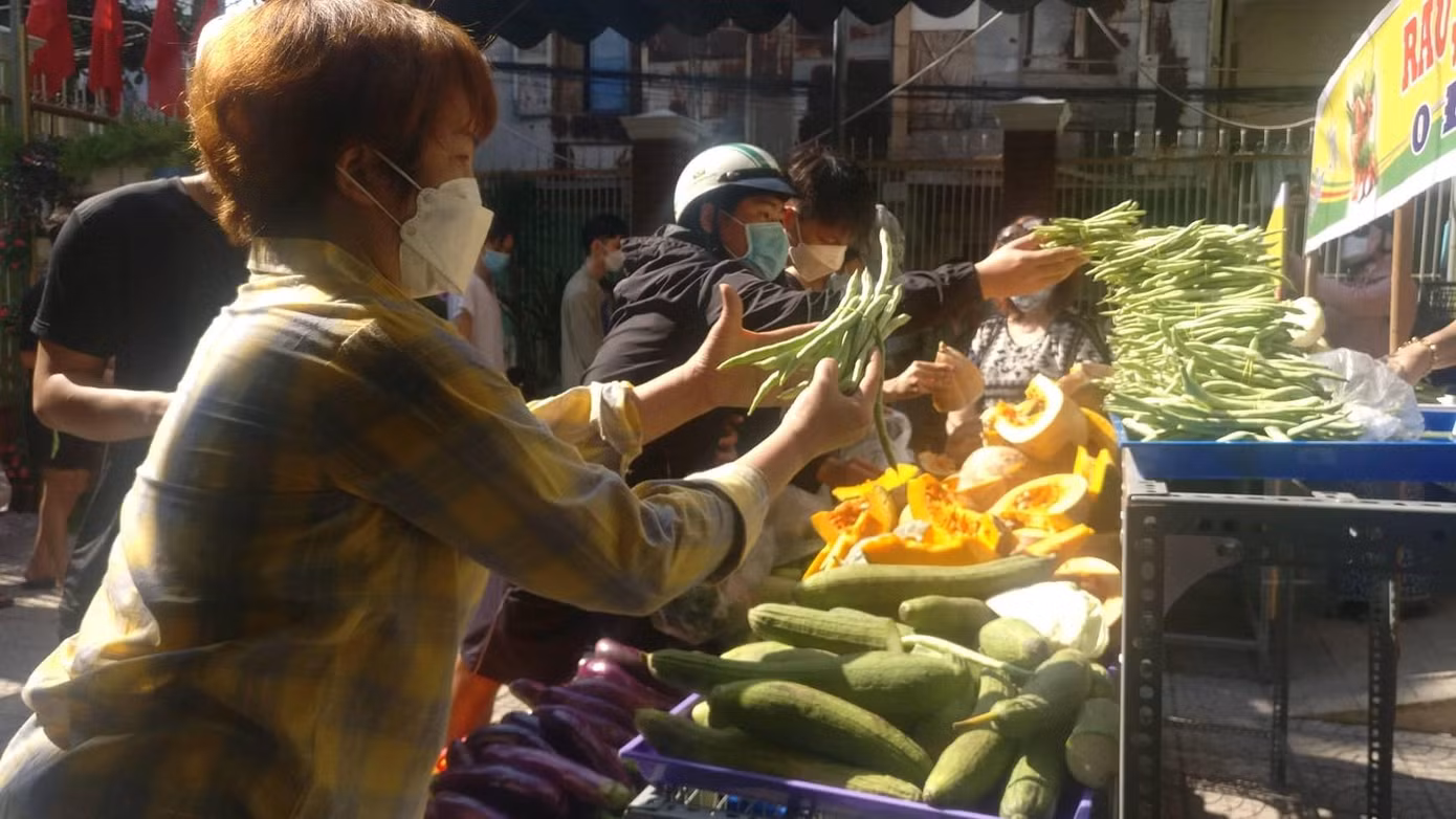 Chị Nguyễn Thị Diệu Hiền, người tích cực hỗ trợ kinh phí và tổ chức trợ phiên chợ 0 đồng, cho biết mô hình này trước đây đã được chị triển khai ở khu vực chợ. Nhưng vì ở đấy diện tích nhỏ nên chỉ phục vụ cho được khoảng 100 bạn sinh viên. Sau khi được UBND phường Thanh Bình hỗ trợ cho mượn mặt bằng và nguồn nhân lực thì phiên chợ mở rộng quy mô hơn 2 lần so với trước - ảnh Kim Ngân Chị Nguyễn Thị Diệu Hiền, người tích cực hỗ trợ kinh phí và tổ chức trợ phiên chợ 0 đồng, cho biết mô hình này trước đây đã được chị triển khai ở khu vực chợ. Nhưng vì ở đấy diện tích nhỏ nên chỉ phục vụ cho được khoảng 100 bạn sinh viên. Sau khi được UBND phường Thanh Bình hỗ trợ cho mượn mặt bằng và nguồn nhân lực thì phiên chợ mở rộng quy mô hơn 2 lần so với trước - ảnh Kim Ngân