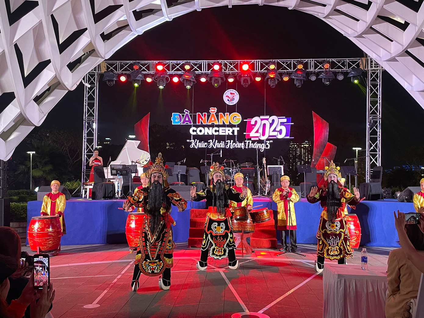 Mở đầu hòa nhạc Đà Nẵng – Khúc khải hoàn tháng 3 với phần múa Trình tường của các nghệ sĩ nhà hát tuồng Nguyễn Hiển Dĩnh. Ảnh: Trúc Linh.