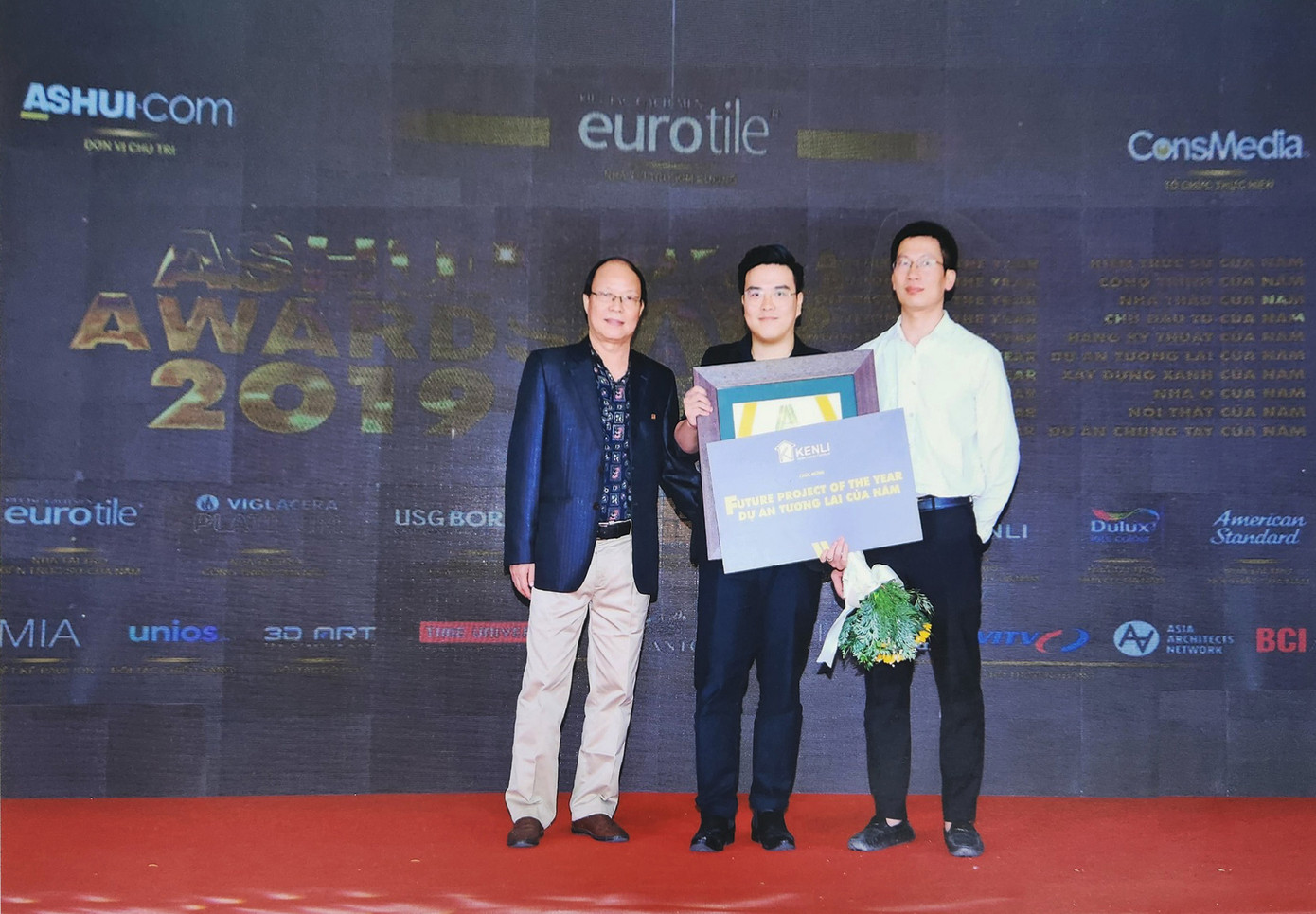 Anh Nguyễn Xuân Mẫn (nam đứng giữa) nhận giải “Dự án tương lai của năm” thuộc Ashui Awards - một giải thưởng uy tín của ngành Xây dựng. (Ảnh: Nhân vật cung cấp) Anh Nguyễn Xuân Mẫn (nam đứng giữa) nhận giải “Dự án tương lai của năm” thuộc Ashui Awards - một giải thưởng uy tín của ngành Xây dựng. (Ảnh: Nhân vật cung cấp)