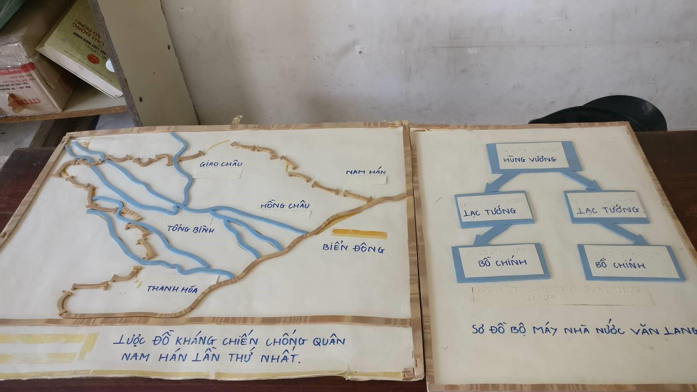 Nội dung bài học được thầy Khương mô phỏng qua các mô hình nổi dành cho người khiếm thị - ảnh Tài Anh Hà Nội dung bài học được thầy Khương mô phỏng qua các mô hình nổi dành cho người khiếm thị - ảnh Tài Anh Hà