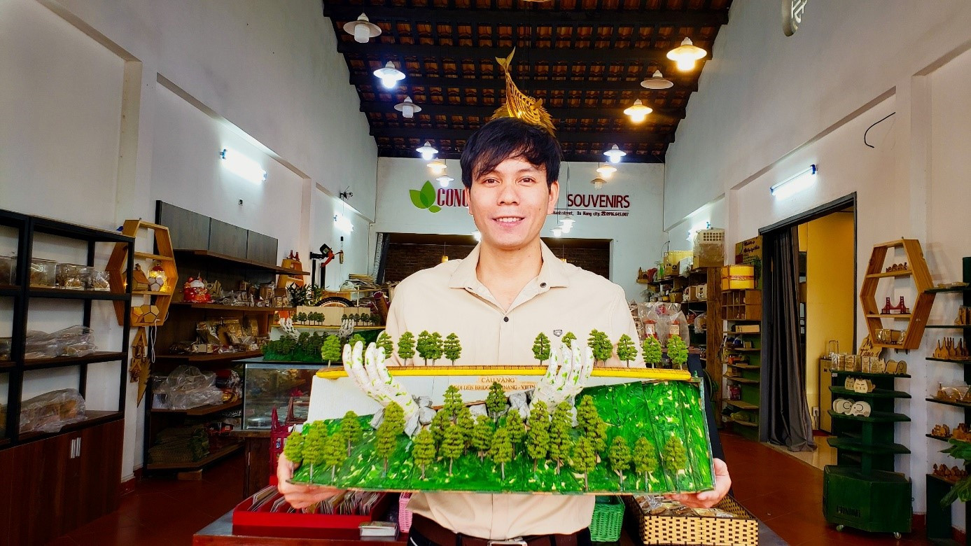 Mô hình cầu Vàng là tác phẩm tâm đắc nhất của anh Bính. - Ảnh: Hằng Hà