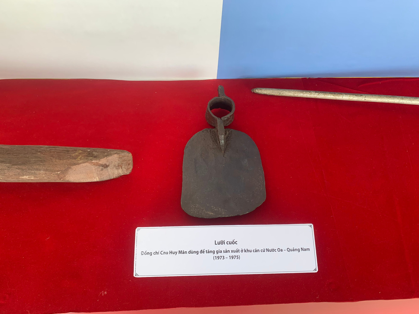 Lưỡi cuốc Đại tướng Chu Huy Mân dùng để tăng gia sản xuất tại căn cứ Nước Oa (Bắc Trà My, Quảng Nam) giai đoạn 1973-1975 (Ảnh: Huy - Thảo) Lưỡi cuốc Đại tướng Chu Huy Mân dùng để tăng gia sản xuất tại căn cứ Nước Oa (Bắc Trà My, Quảng Nam) giai đoạn 1973-1975 (Ảnh: Huy - Thảo)