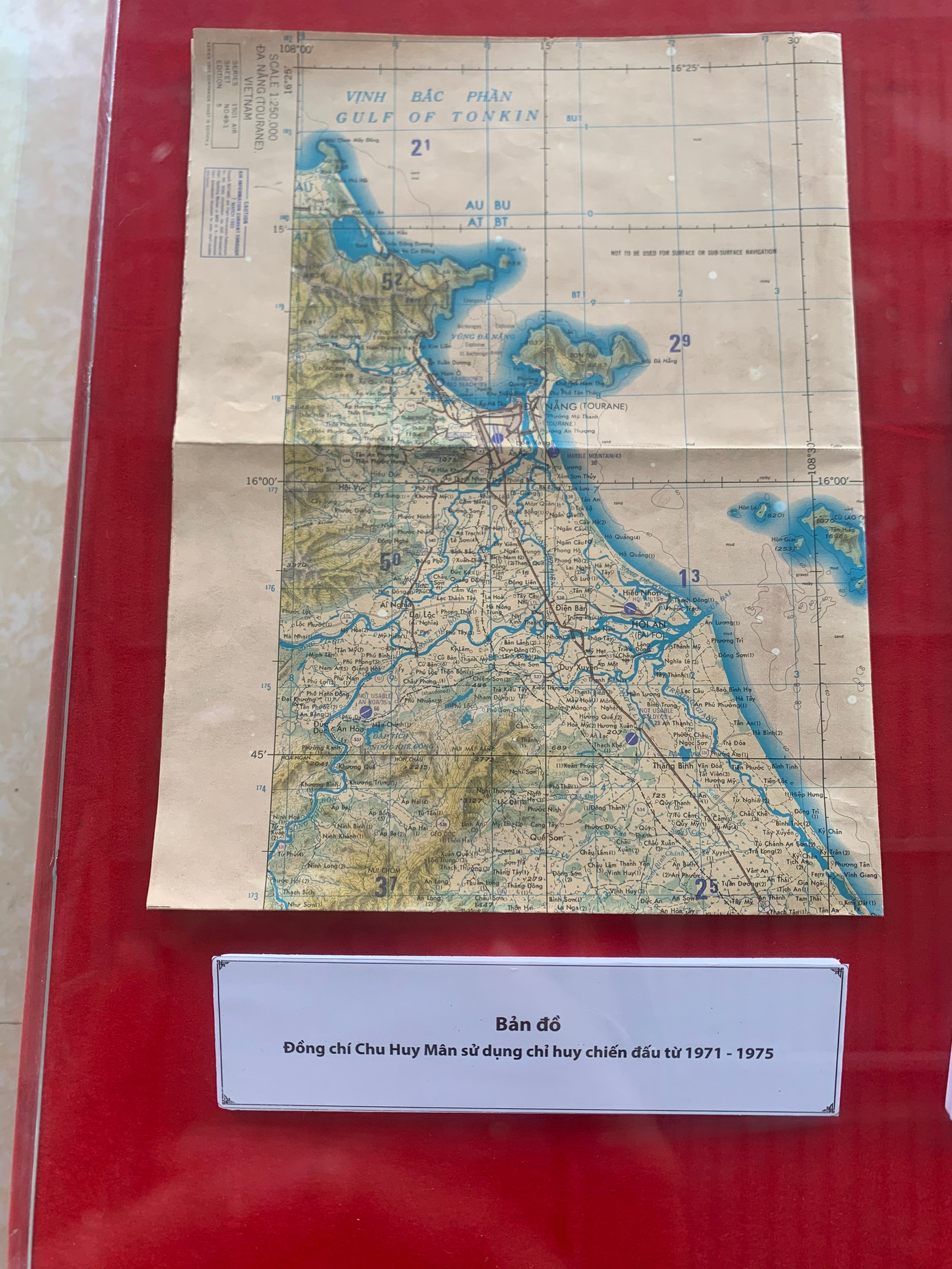 Bản đồ Đại tướng sử dụng chỉ huy chiến đấu từ 1971-1975, giai đoạn giữ trọng trách Chính ủy kiêm Tư lệnh Quân khu 5, Tư lệnh kiêm Chính ủy, Bí thư Đảng ủy Mặt trận Tây Nguyên-B3, Chính ủy Chiến dịch Huế-Đà Nẵng... (Ảnh: Huy - Thảo) Bản đồ Đại tướng sử dụng chỉ huy chiến đấu từ 1971-1975, giai đoạn giữ trọng trách Chính ủy kiêm Tư lệnh Quân khu 5, Tư lệnh kiêm Chính ủy, Bí thư Đảng ủy Mặt trận Tây Nguyên-B3, Chính ủy Chiến dịch Huế-Đà Nẵng... (Ảnh: Huy - Thảo)