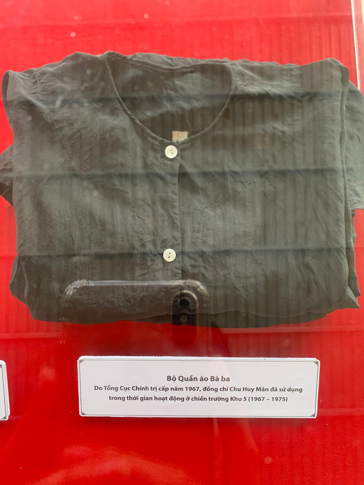 Bộ quần áo bà ba Đại tướng mặc trong thời gian chỉ huy chiến đấu ở chiến trường Khu 5 (Ảnh: Huy - Thảo) Bộ quần áo bà ba Đại tướng mặc trong thời gian chỉ huy chiến đấu ở chiến trường Khu 5 (Ảnh: Huy - Thảo)
