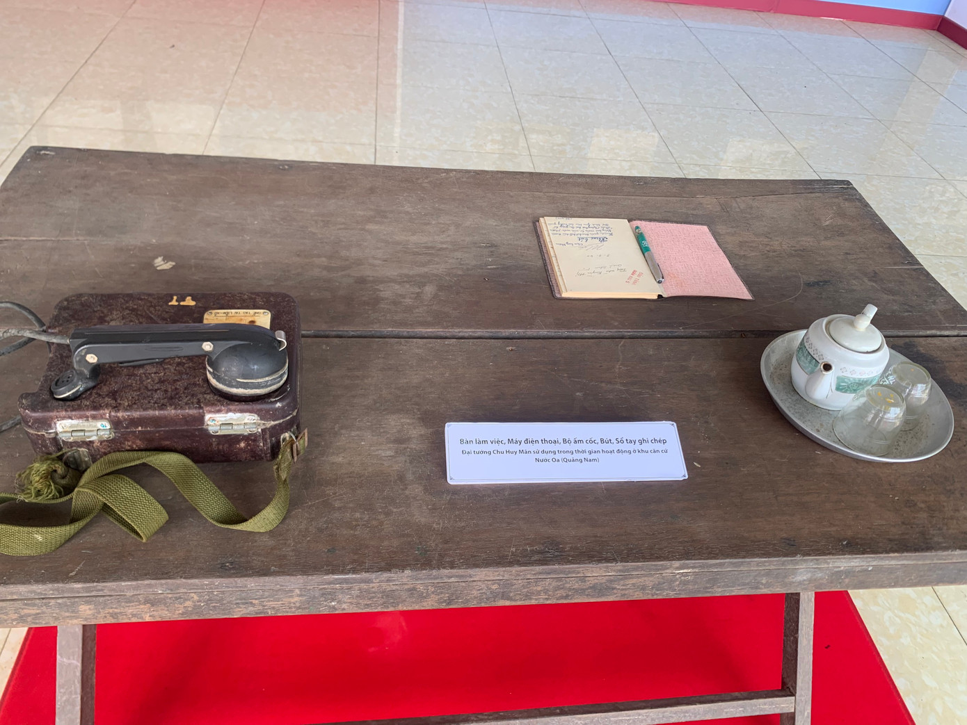 Bàn làm việc nơi chiến trường của Đại tướng (Ảnh: Huy - Thảo) Bàn làm việc nơi chiến trường của Đại tướng (Ảnh: Huy - Thảo)