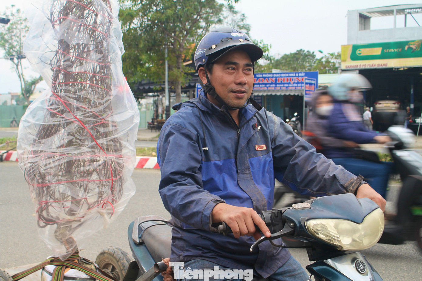 Đa số những người làm dịch vụ chở cây cảnh Tết thuê đều là công nhân, thợ hồ,… tranh thủ làm thêm để kiếm tiền tiêu Tết. Ảnh: Hữu Tùng