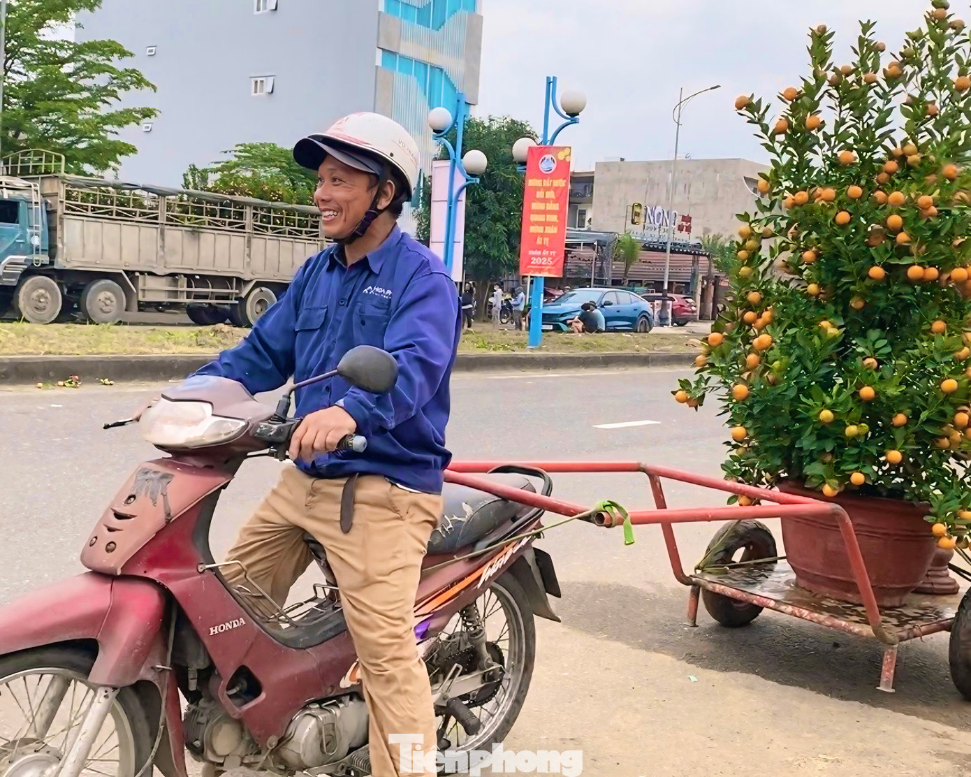 Ông Nguyễn Văn Tăng (49 tuổi, trú tại xã Hòa Liên, huyện Hòa Vang) chia sẻ, dù hoa Tết chỉ mới được mang ra bày bán nhưng đã có nhiều người mua. Ngày hôm nay, ông Tăng chở được 5 chuyến quất cảnh, thu về hơn cả triệu đồng. Ảnh: Minh Hiền
