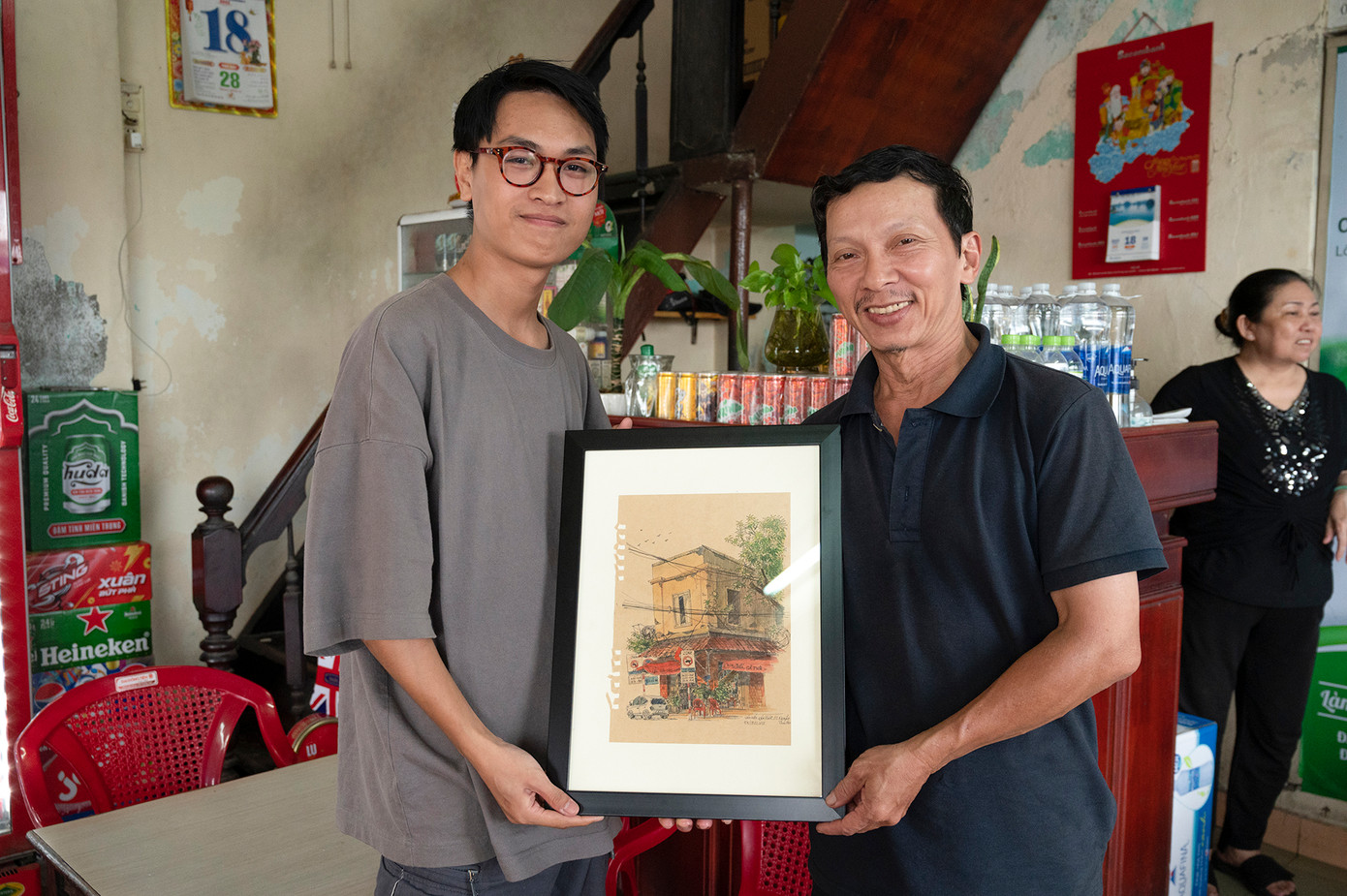 Chủ quán cà phê ngã tư Nguyễn Thái Học hãnh diện khi quán của mình lên tranh (Ảnh: Huỳnh Như)