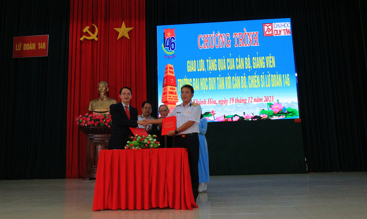 Lễ ký Bản ghi nhớ về việc phối hợp tổ chức các hoạt động giữa Lữ đoàn 146, Vùng 4 Hải quân và ĐH Duy Tân Lễ ký Bản ghi nhớ về việc phối hợp tổ chức các hoạt động giữa Lữ đoàn 146, Vùng 4 Hải quân và ĐH Duy Tân