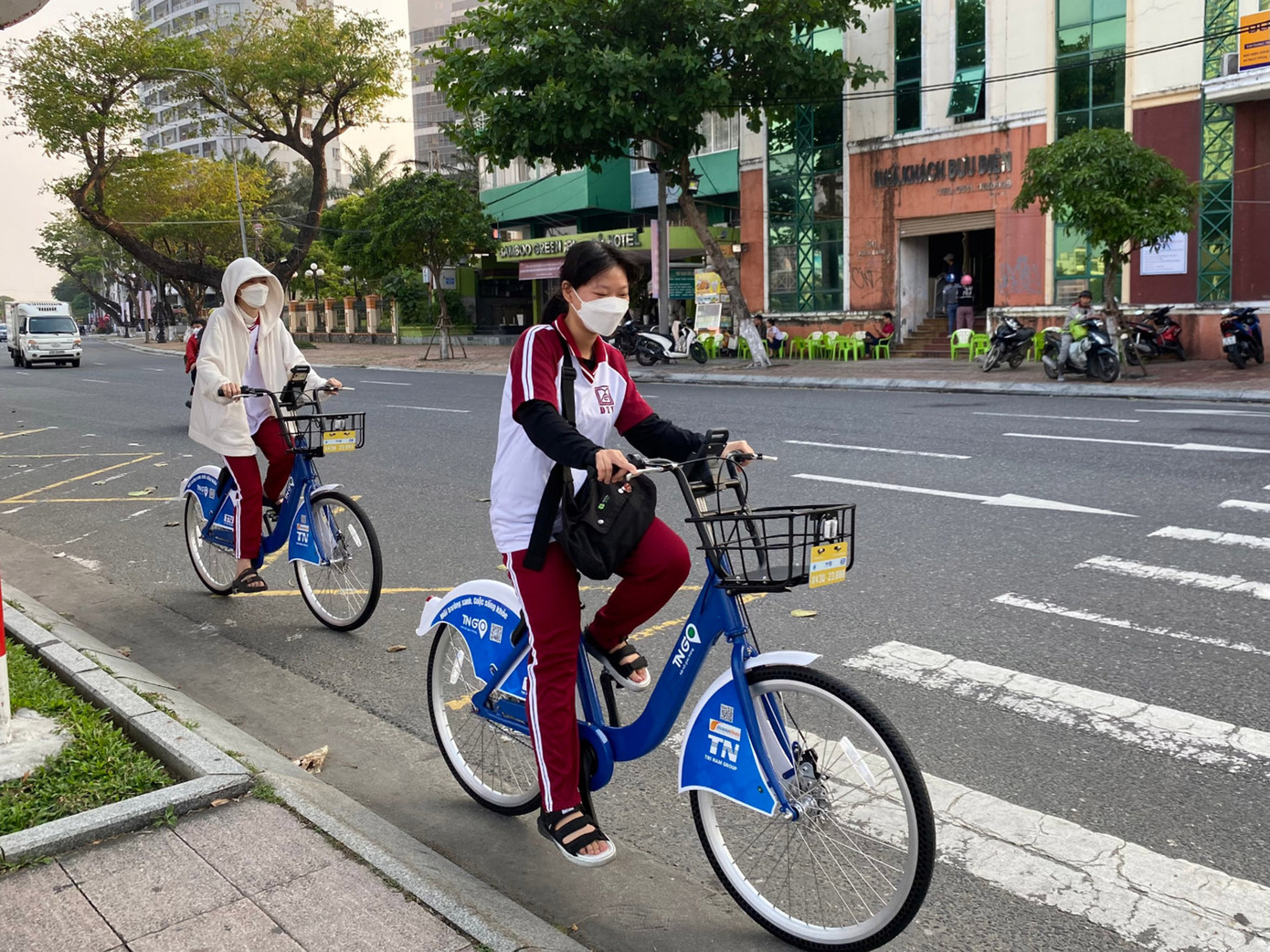 Lần đầu tiên sử dụng xe đạp công cộng, bạn Nguyễn Trúc Quỳnh (sinh viên trường Đại học Duy Tân) chia sẻ: “Dịch vụ xe đạp công cộng này khá tiện lợi lại rẻ. Trước giờ mình khá lười vận động nhưng khi các trạm xe đạp xuất hiện mình rất hứng thú và đã rủ bạn cùng tham gia”. Ảnh: Phượng – Nhung