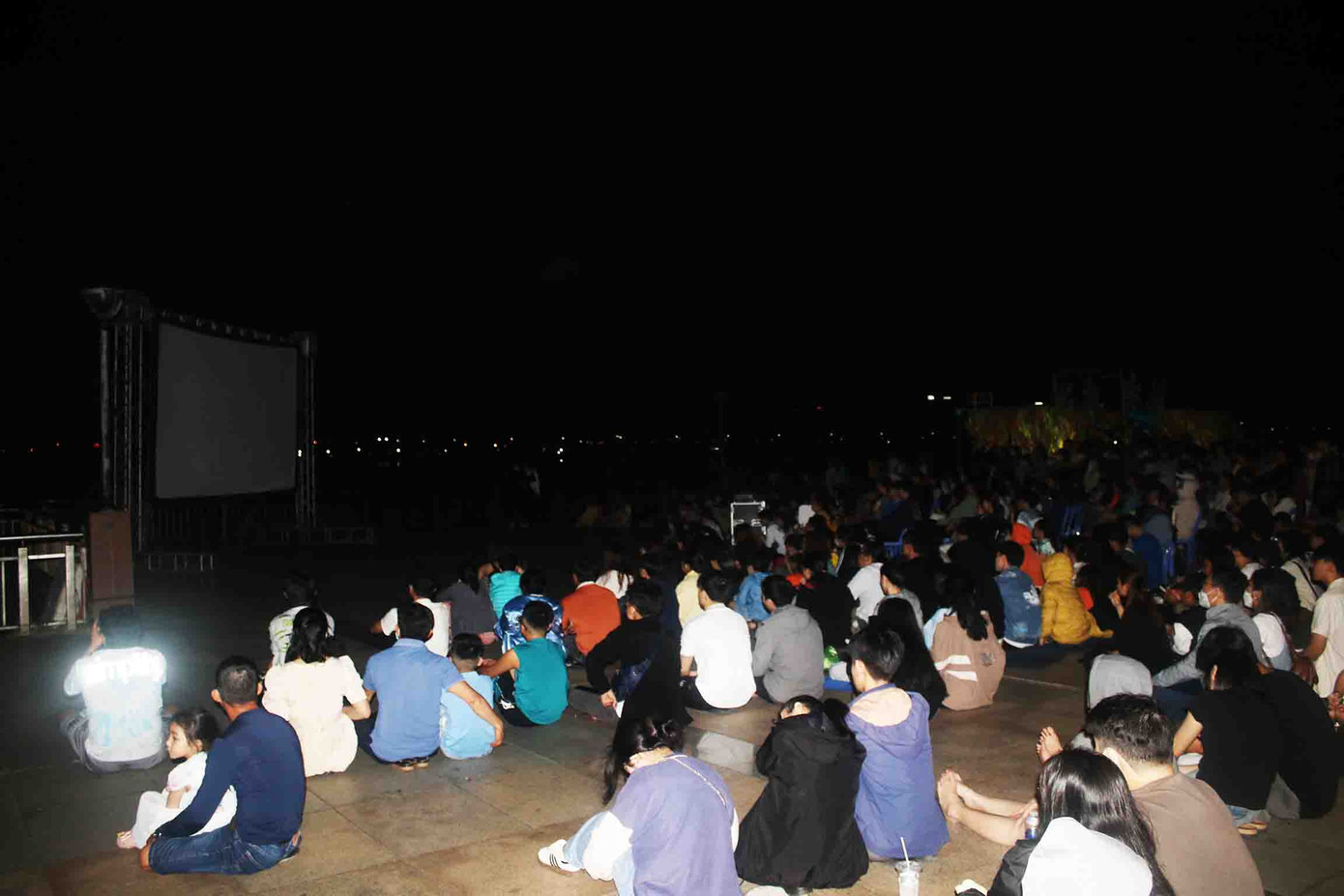 Thầu Chín ở Xiêm là bộ phim lịch sử về lãnh tụ Hồ Chí Minh (Đạo diễn Bùi Tuấn Dũng, Hãng phim Hội Điện ảnh Việt Nam sản xuất năm 2015). Bộ phim xoay quanh quãng thời gian Bác Hồ (do diễn viên Mạnh Trường thủ vai) – khi ấy là Nguyễn Ái Quốc, lấy bí danh là Thầu Chín, hoạt động tại Thái Lan từ tháng 7/1928 đến tháng 11/1929. Ảnh: Hoài Nam.