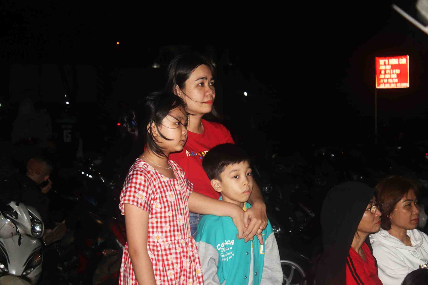 Nhiều gia đình cùng đi xem phim. Ảnh: Hoài Nam.