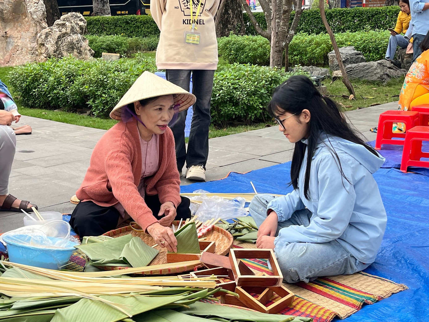Học cách làm bánh chưng, bánh tét. Ảnh: Lệ Thủy. Học cách làm bánh chưng, bánh tét. Ảnh: Lệ Thủy.