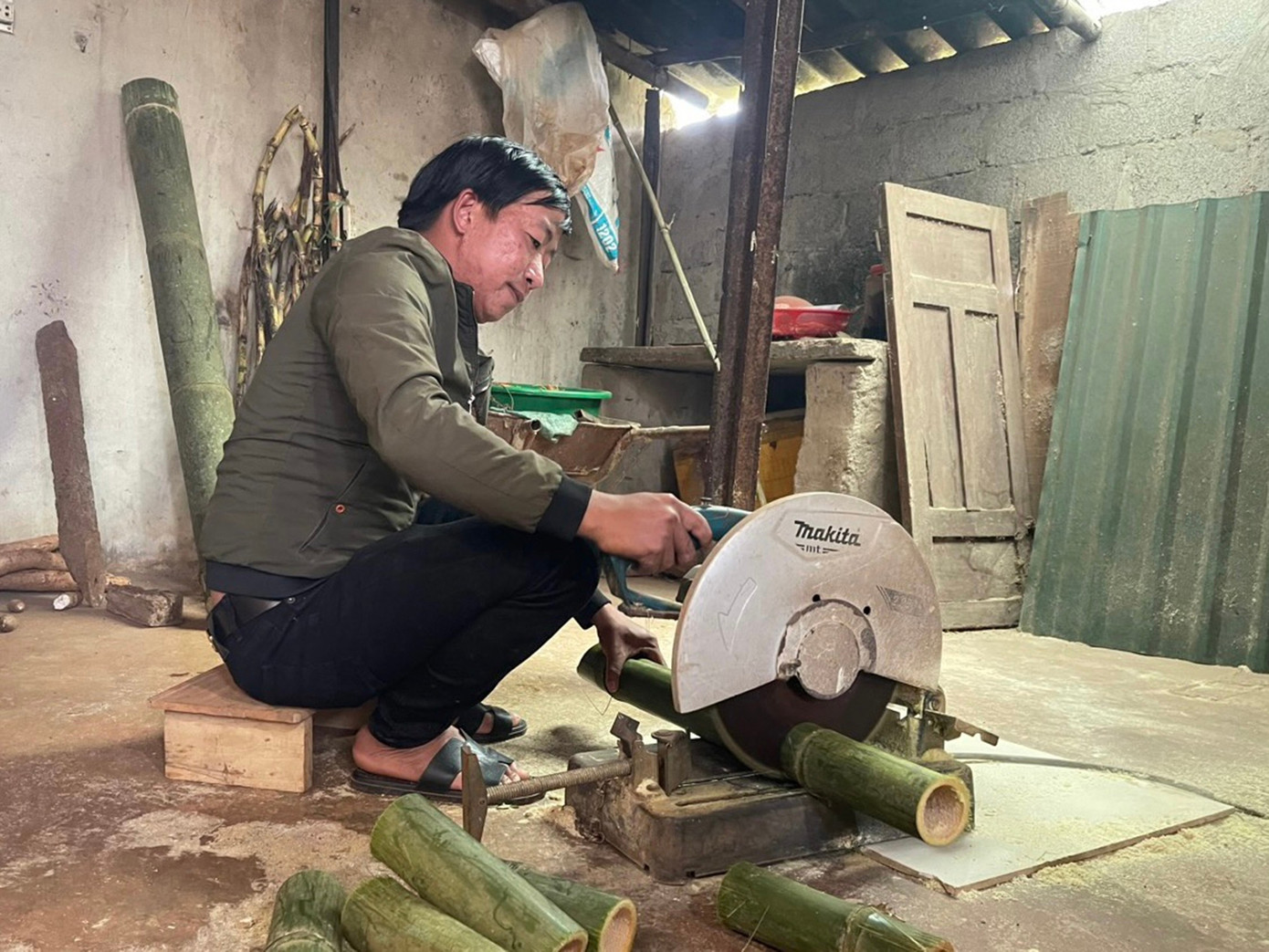 Anh Bảo đang chuẩn bị thức ăn cho dúi. (Ảnh: Nguyễn Nhung)