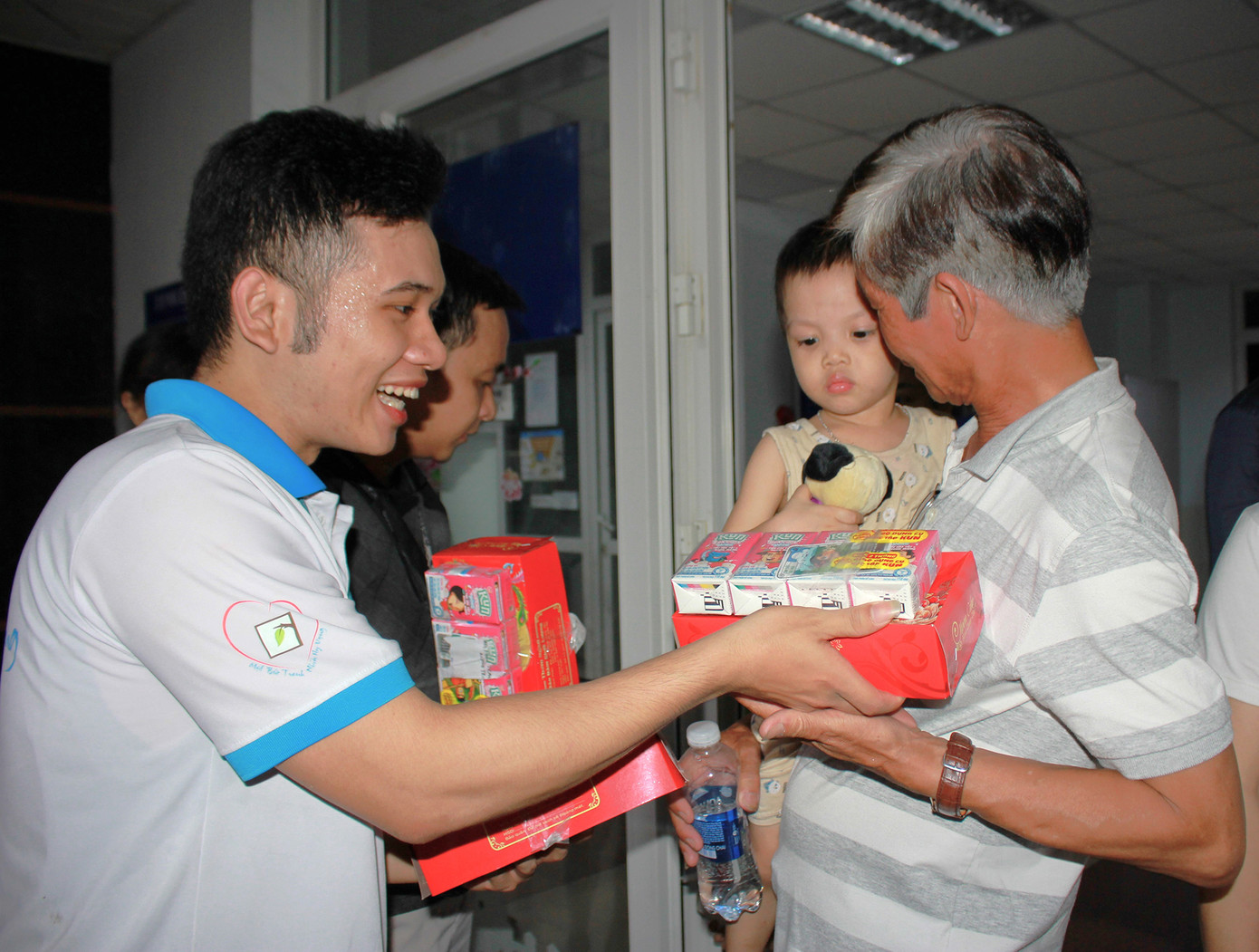 Những suất quà tặng cho các em nhỏ và tiệc trà Trung thu ấm cúng dành cho các cô chú bệnh nhân ở các tầng. (Ảnh: Thu Loan Nguyễn) Những suất quà tặng cho các em nhỏ và tiệc trà Trung thu ấm cúng dành cho các cô chú bệnh nhân ở các tầng. (Ảnh: Thu Loan Nguyễn)