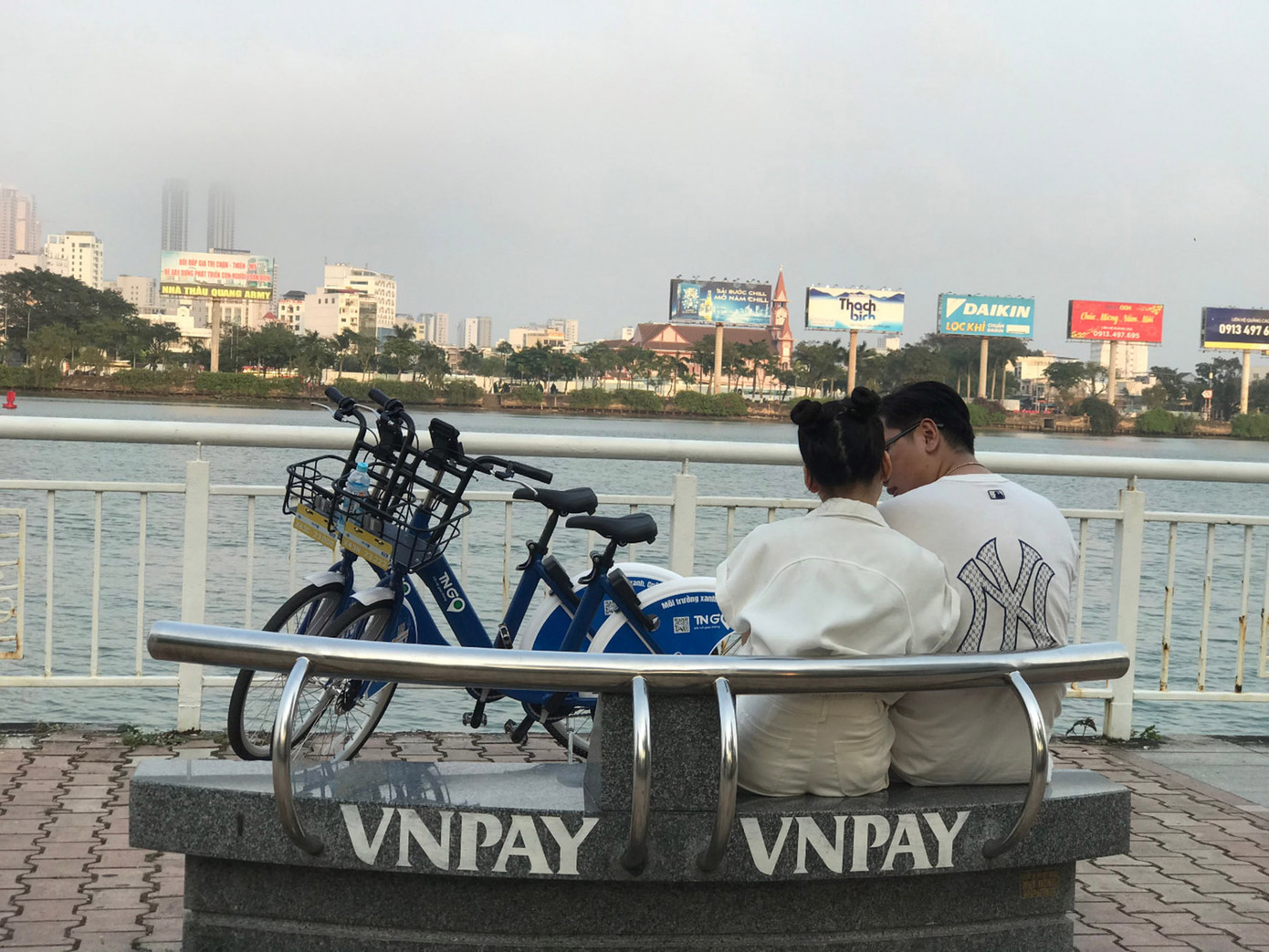 Cặp đôi vừa có được trải nghiệm thú vị, vừa có những khoảnh khắc lãng mạn bên nhau. Ảnh: Phượng – Nhung