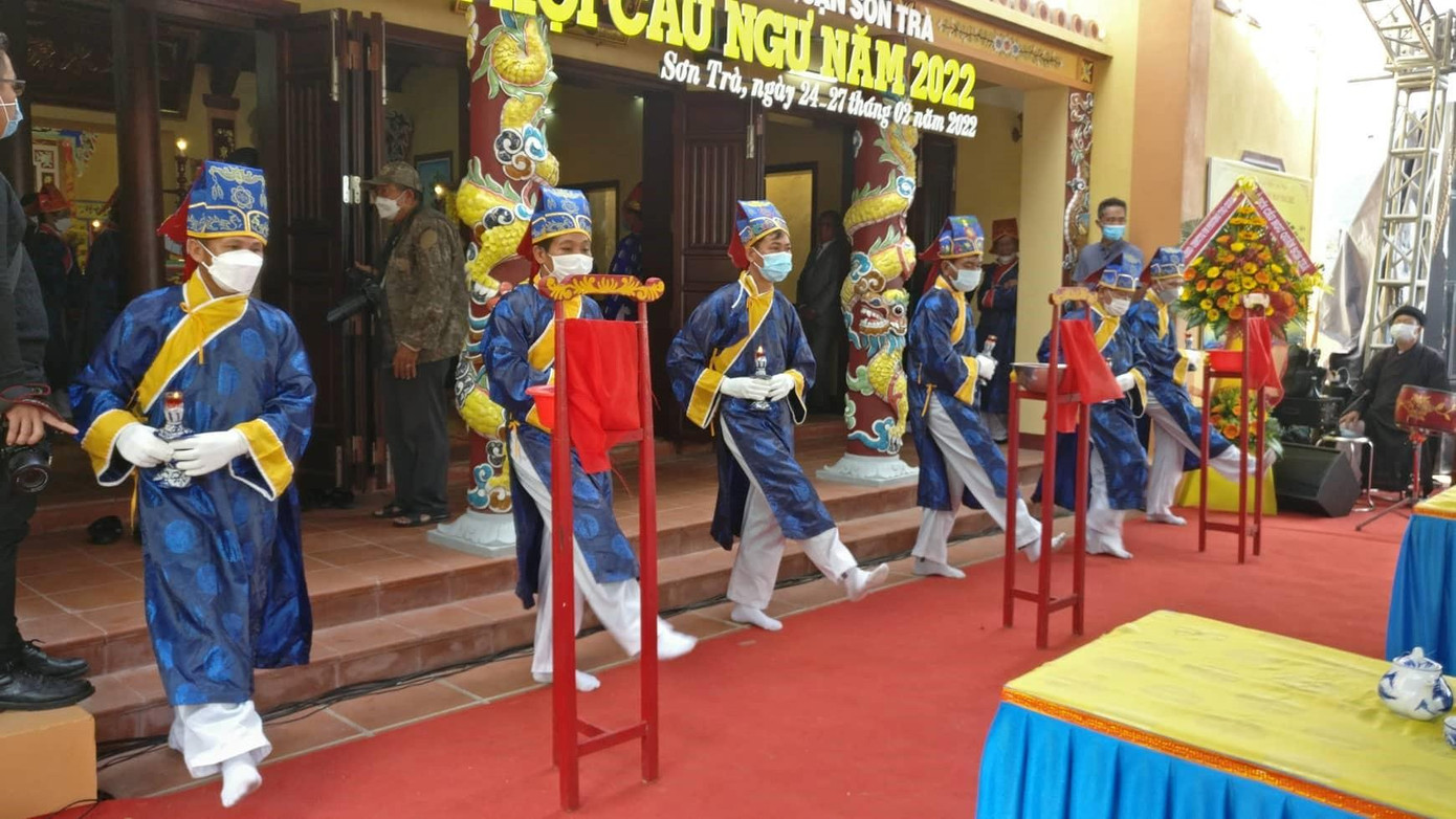 Học trò cầu ngư là một phần quan trọng của lễ hội - ảnh Kim Ngân Học trò cầu ngư là một phần quan trọng của lễ hội - ảnh Kim Ngân