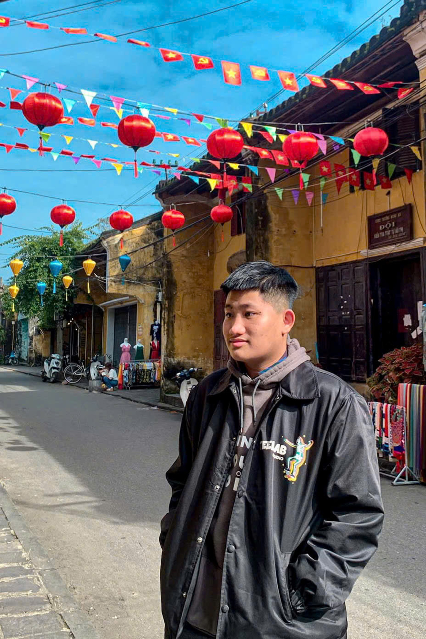 Nhật Huy luôn dành thời gian tham quanvà tìm hiểu về đời sống của người dân ở nhiều địa phương